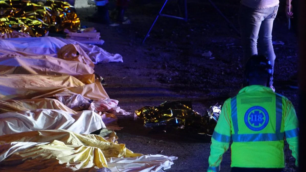 Abgedeckte Leichen liegen nach dem Busunglück in Venedig an der Unfallstelle.