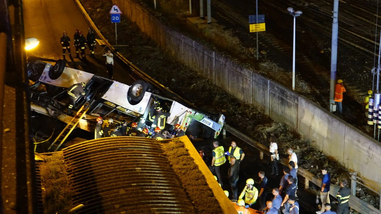 Rettungskräfte sind an der Unfallstelle nach einem Busunglück in Venedig im Einsatz.