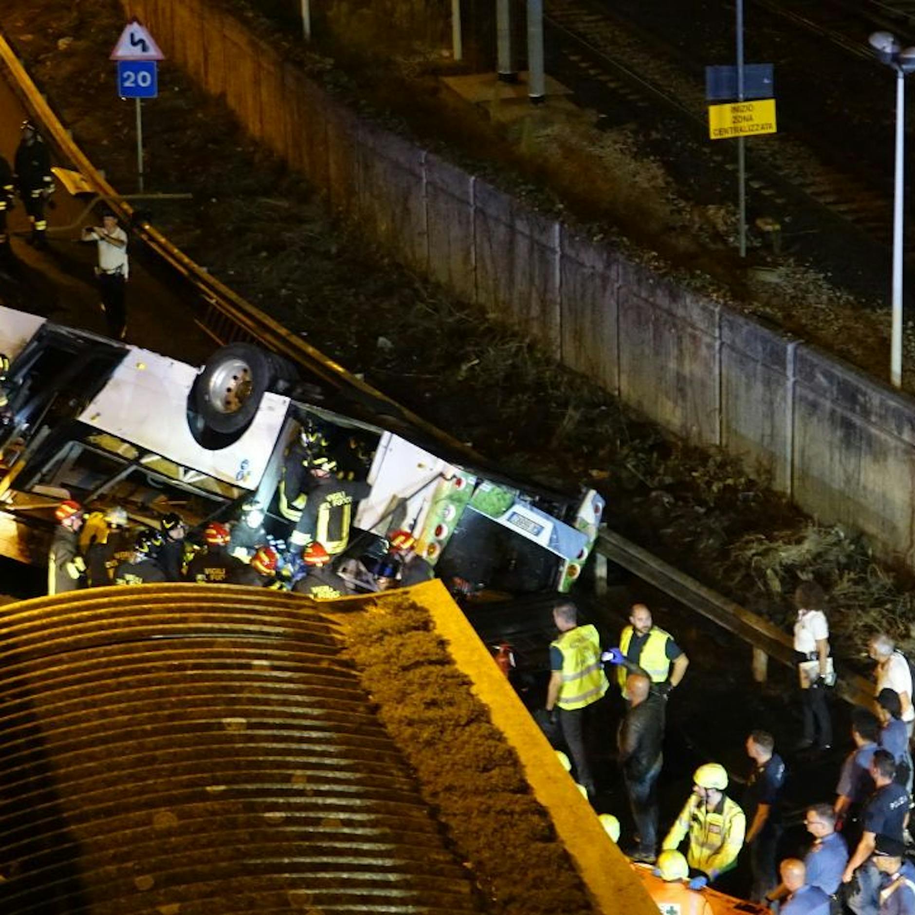 Bus stürzt von Brücke in Venedig: 21 Tote, Deutsche unter den Opfern