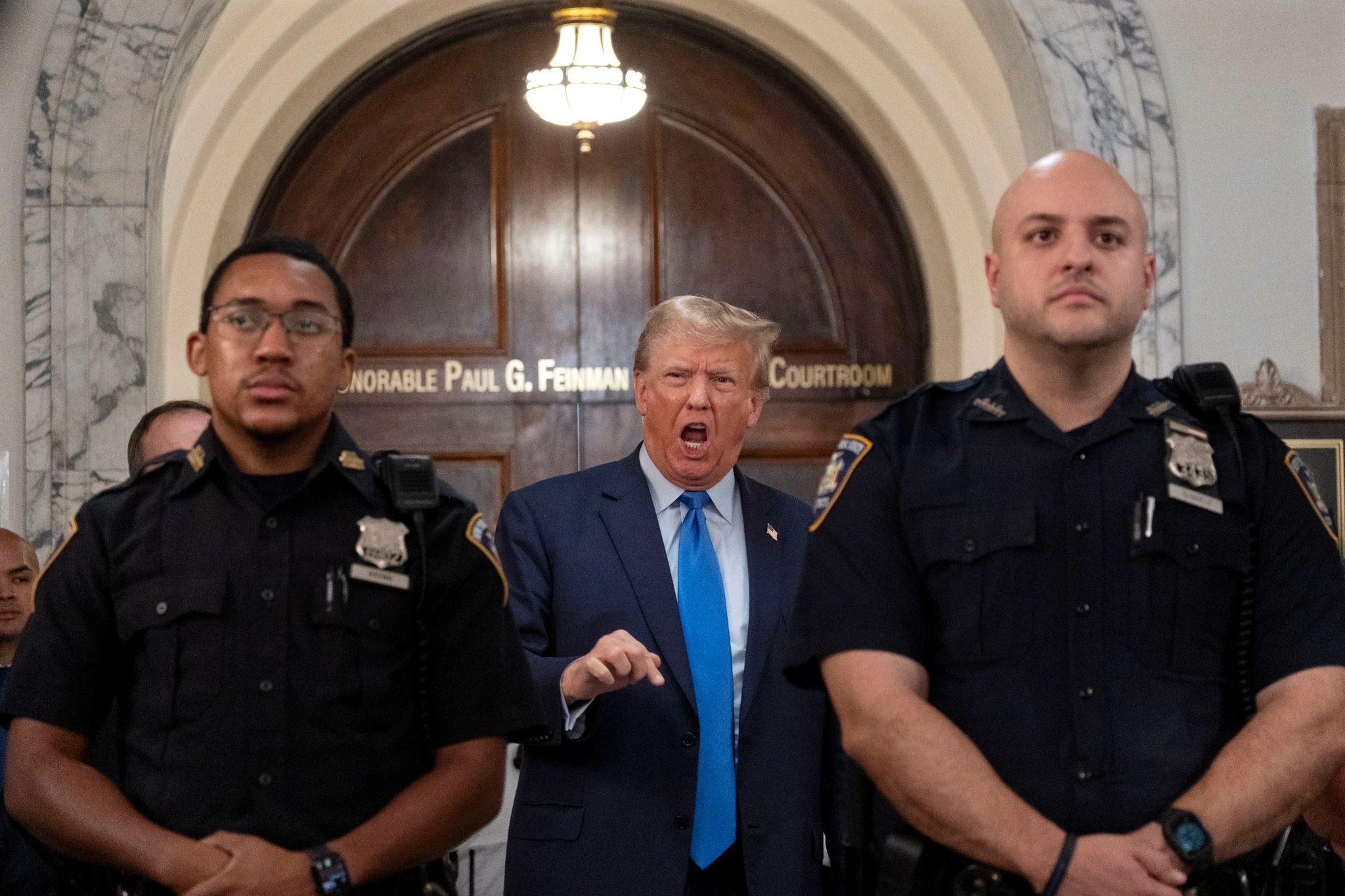 Ex-US-Präsident Donald Trump stellt sich persönlich einem Betrugsprozess in New York gestellt, der sein Geschäftsimperium in der Metropole zerstören könnte.  
