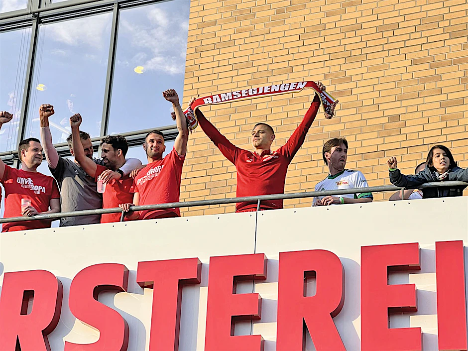Stolzer Moment für den Bamsegjengen-Fanclub: Julian Ryerson mit Fanclub-Schal auf dem Balkon der Haupttribüne des Stadions An der Alten Försterei