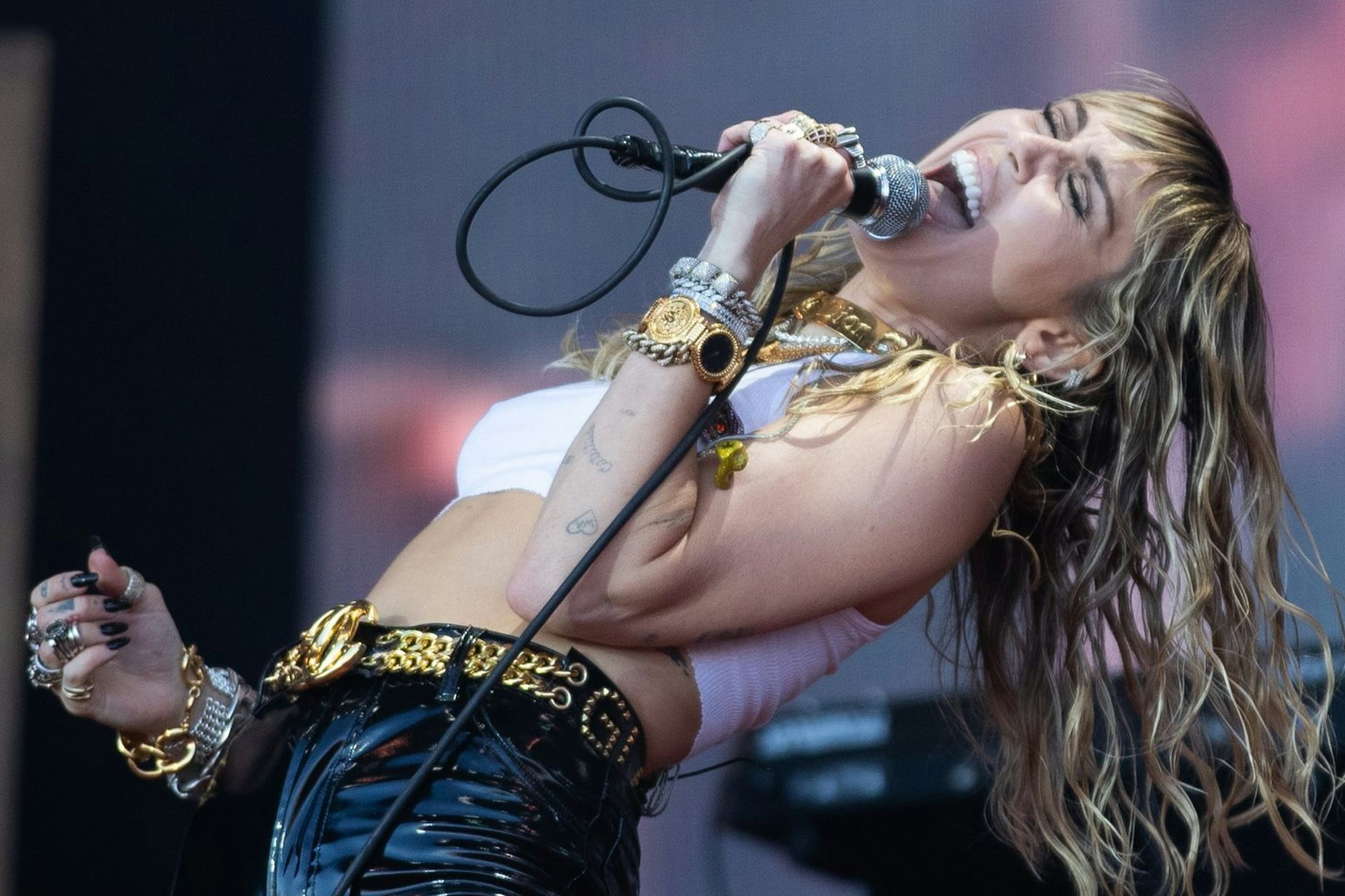 Mega-Star Miley Cyrus hat rund 100 Millionen Tonträger verkauft, war mit drei Studioalben ganz oben in den Charts und ist auch als Schauspielerin gefragt.