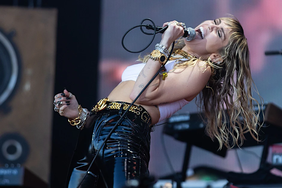 Mega-Star Miley Cyrus hat rund 100 Millionen Tonträger verkauft, war mit drei Studioalben ganz oben in den Charts und ist auch als Schauspielerin gefragt.