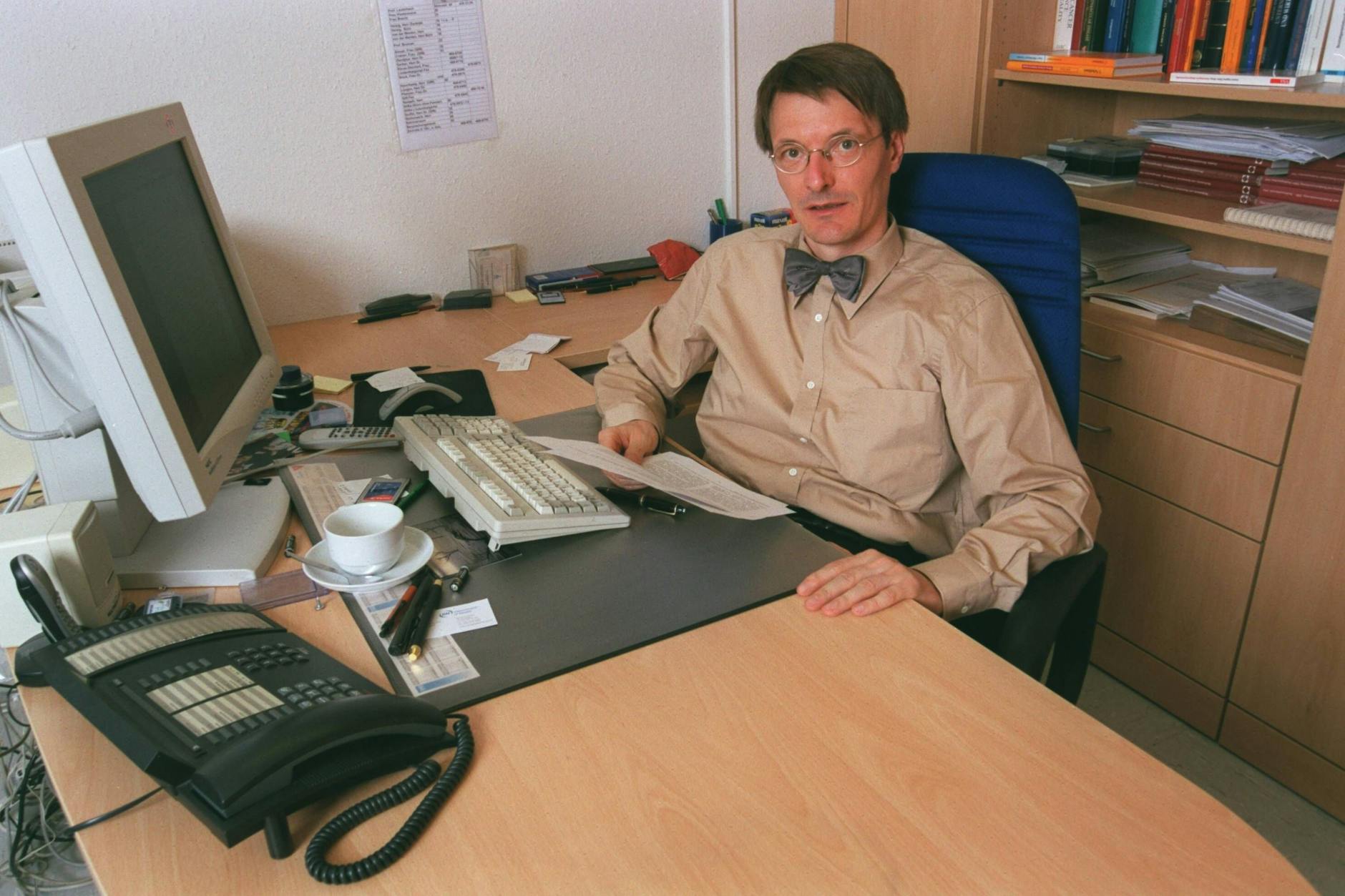 Schön war die Zeit: Karl Lauterbach im Jahr 2004, mit altmodischem Querbinder und modernster Technik.