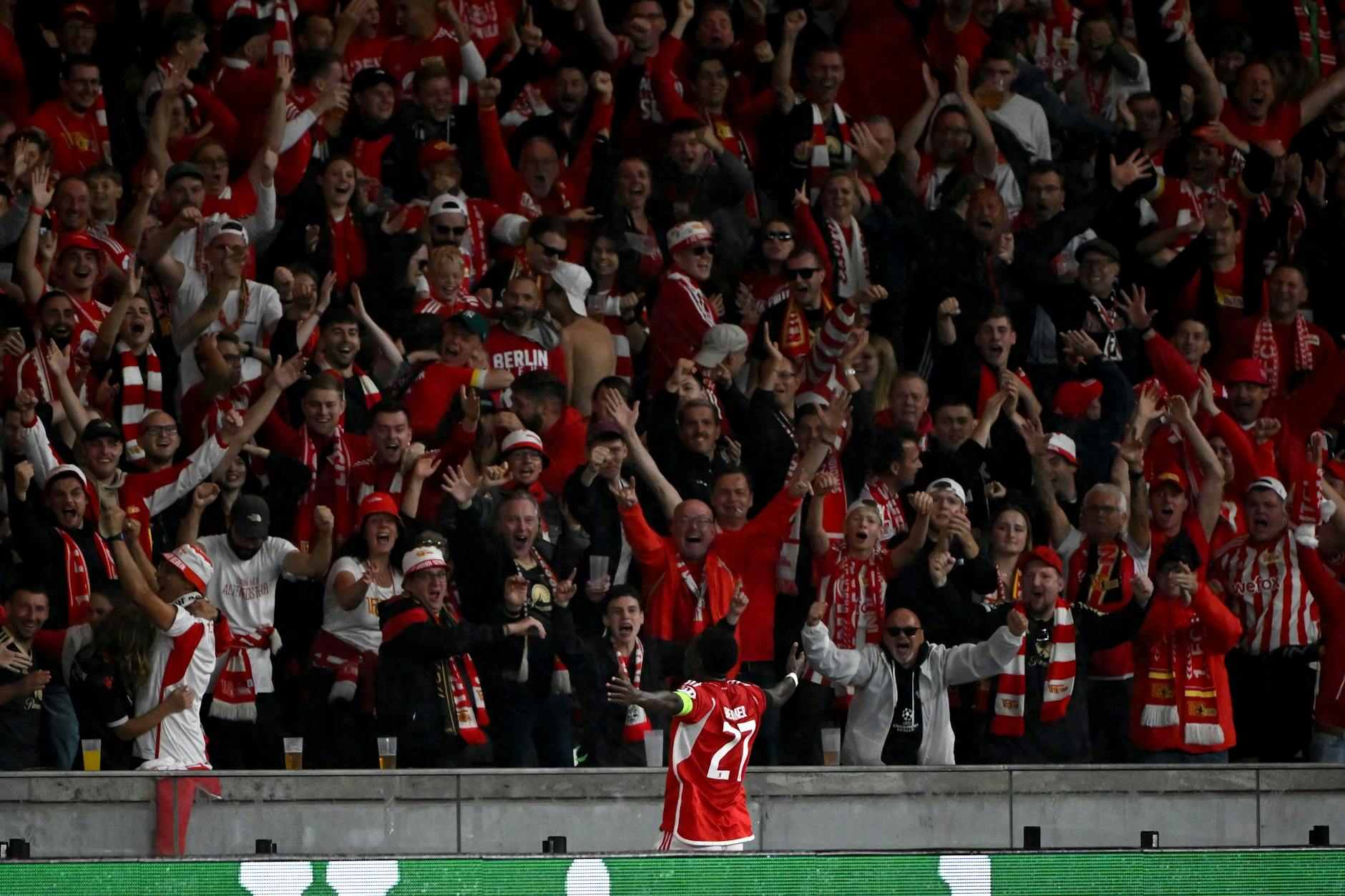 Nach seinem zweiten Treffer gegen Braga genoss Sheraldo Becker das Bad in der Menge der Fans des 1. FC Union.