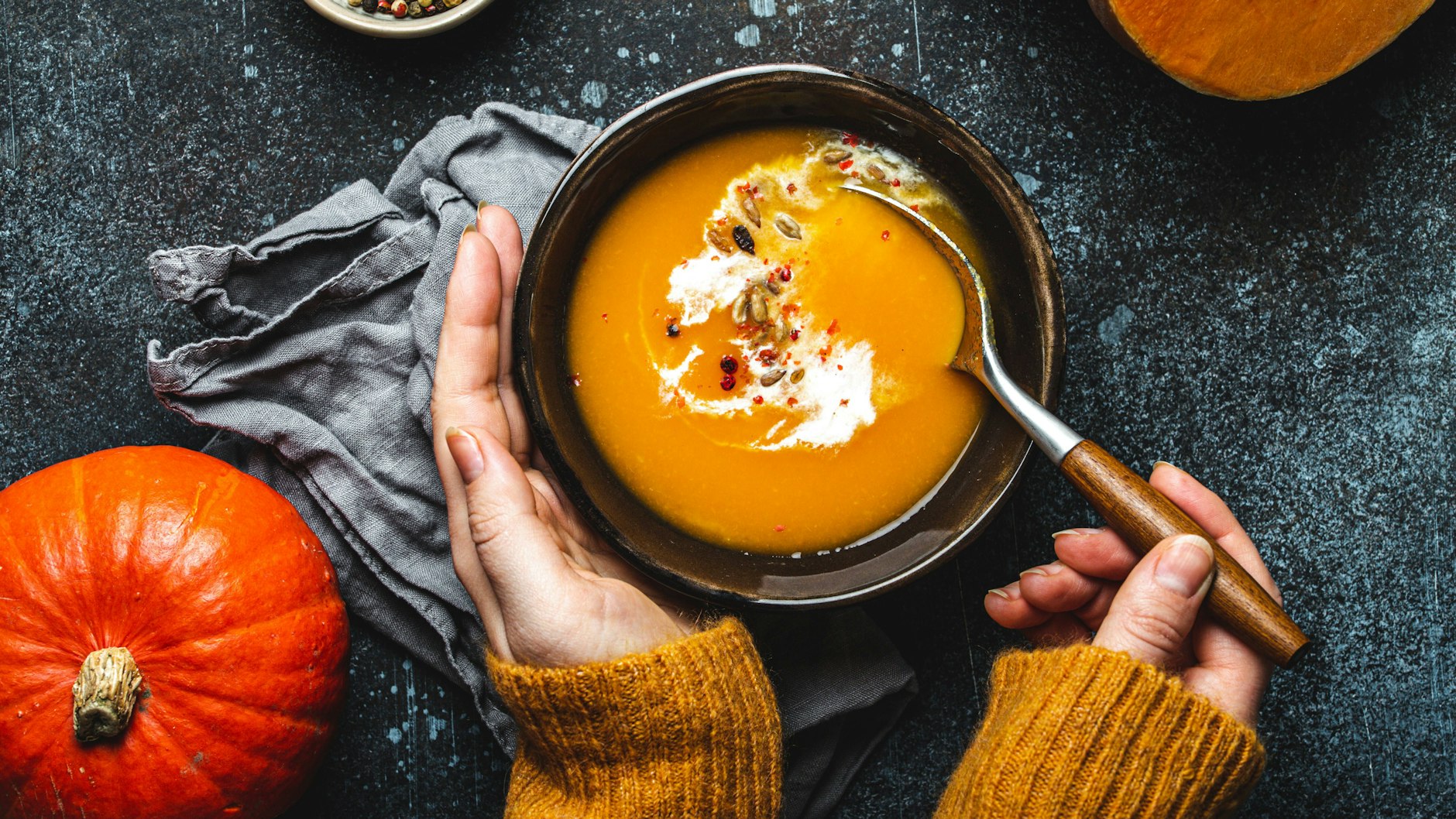Das Rezept für cremige Kürbissuppe ist super einfach und das Ergebnis unglaublich lecker.