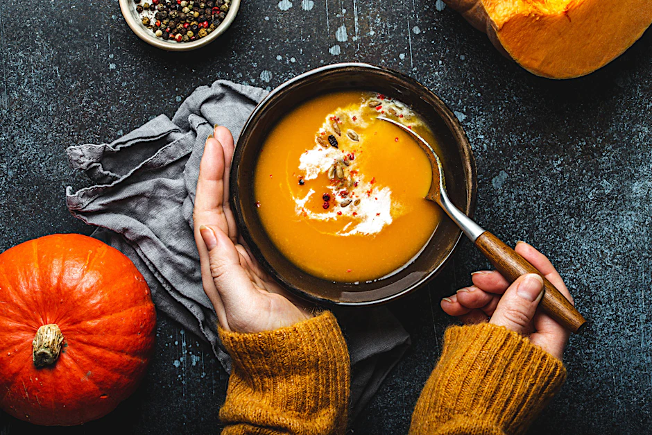 Was gibt es Besseres an kühlen Herbst-Abenden als eine warme, cremige Suppe?&nbsp; Wir haben hier ein Rezept für eine leicht scharfe Kürbissuppe für Sie!