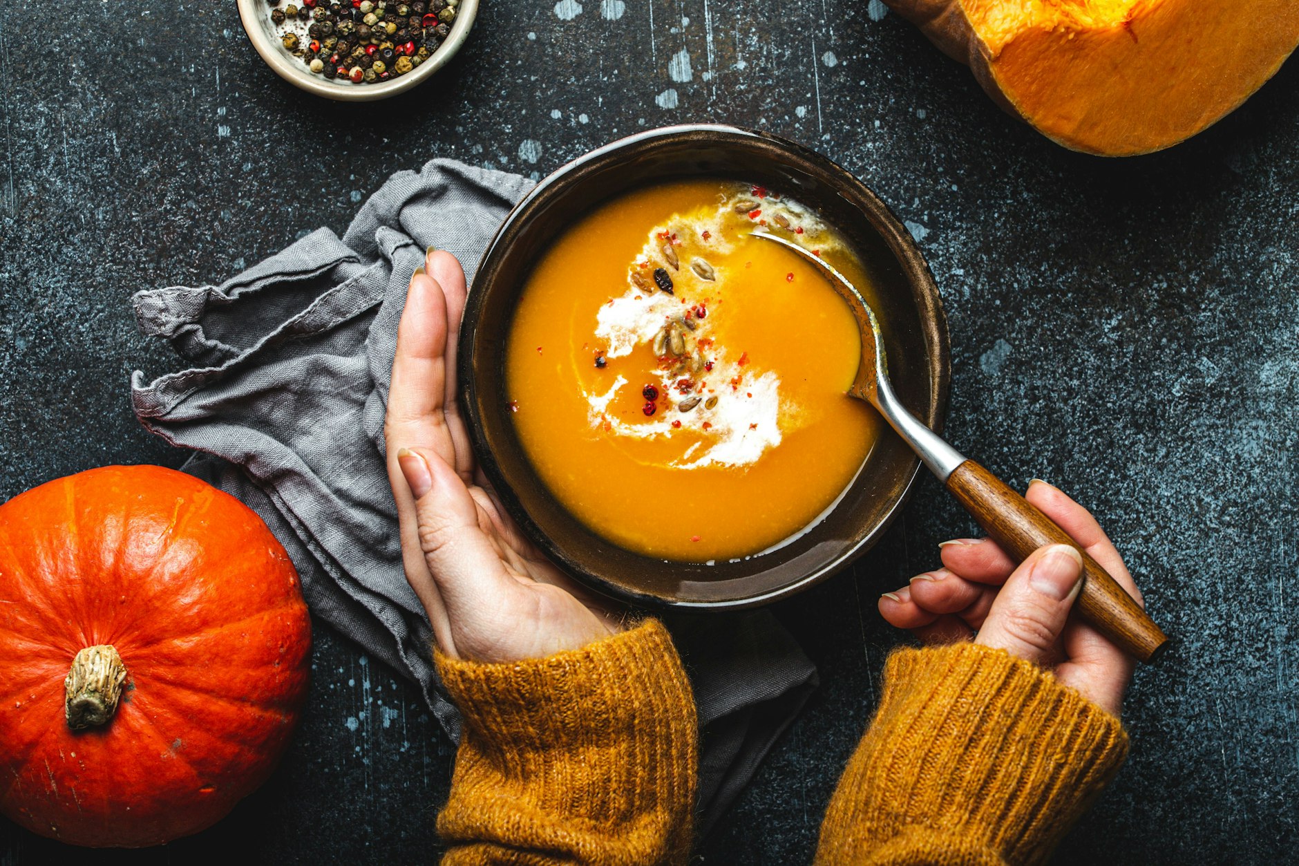 Was gibt es Besseres an kühlen Herbst-Abenden als eine warme, cremige Suppe? Wir haben hier ein Rezept für eine leicht scharfe Kürbissuppe für Sie!