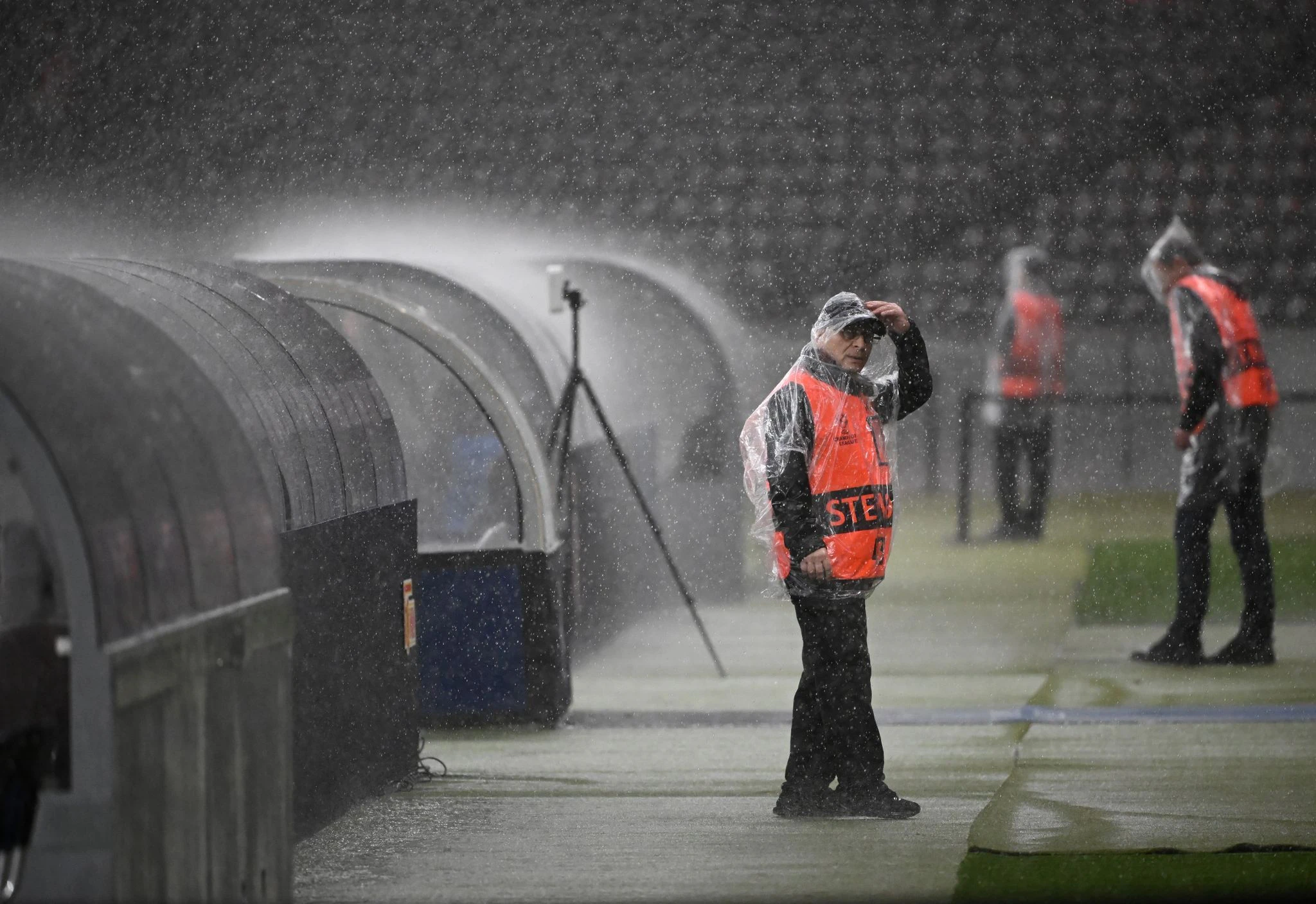 Ob dieser Mann wohl Ausschau nach einem trockenen Plätzchen hält? Vor dem Anpfiff der Champions-League-Partie des FC Union gegen SC Braga im Berliner Olympiastadion Fußball regnet es heftig.  