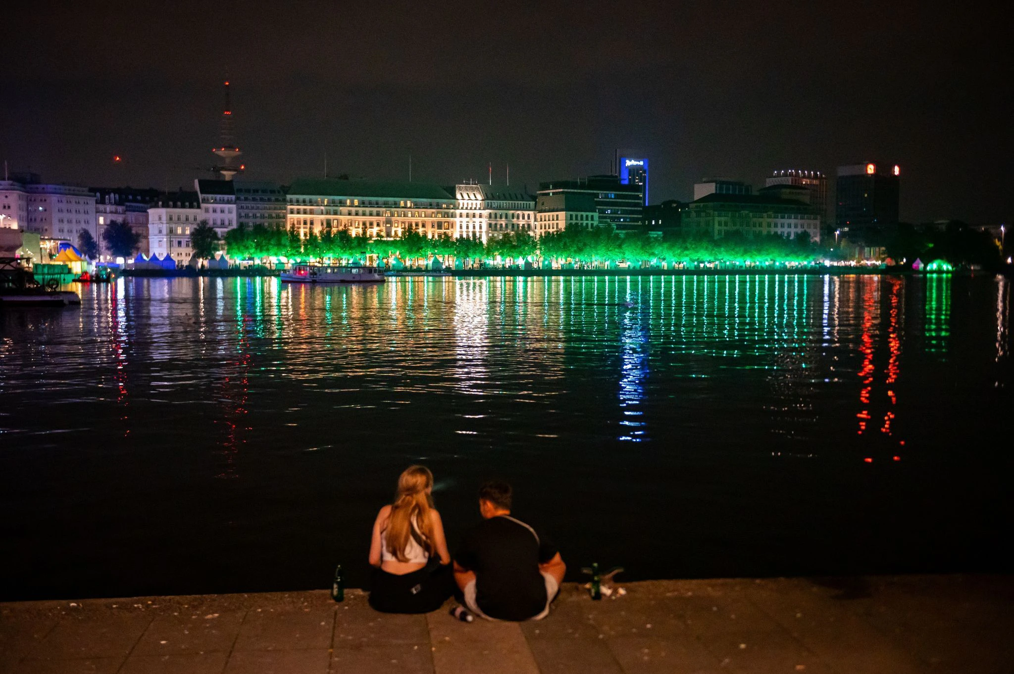 Im Rahmen der «Nacht der Einheit» erstrahlt die Nachhaltigkeitsmeile an der Hamburger Binnenalster in grün.  