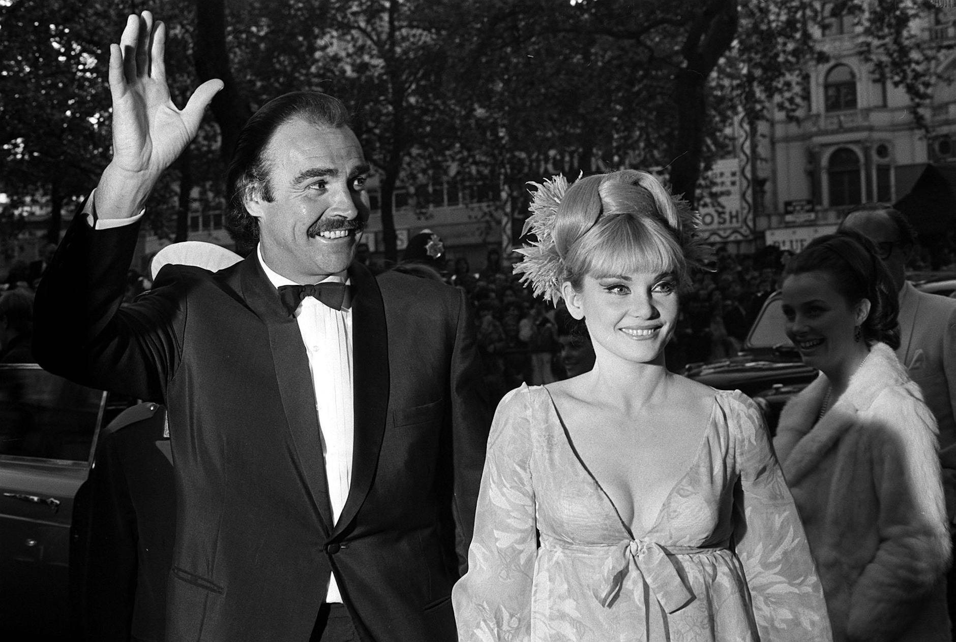 ARCHIV - James-Bond-Star Sean Connery mit seiner damaligen Frau Diane Cilento bei der Ankunft zur Weltpremiere seines Films «Man lebt nur zweimal» in London.
