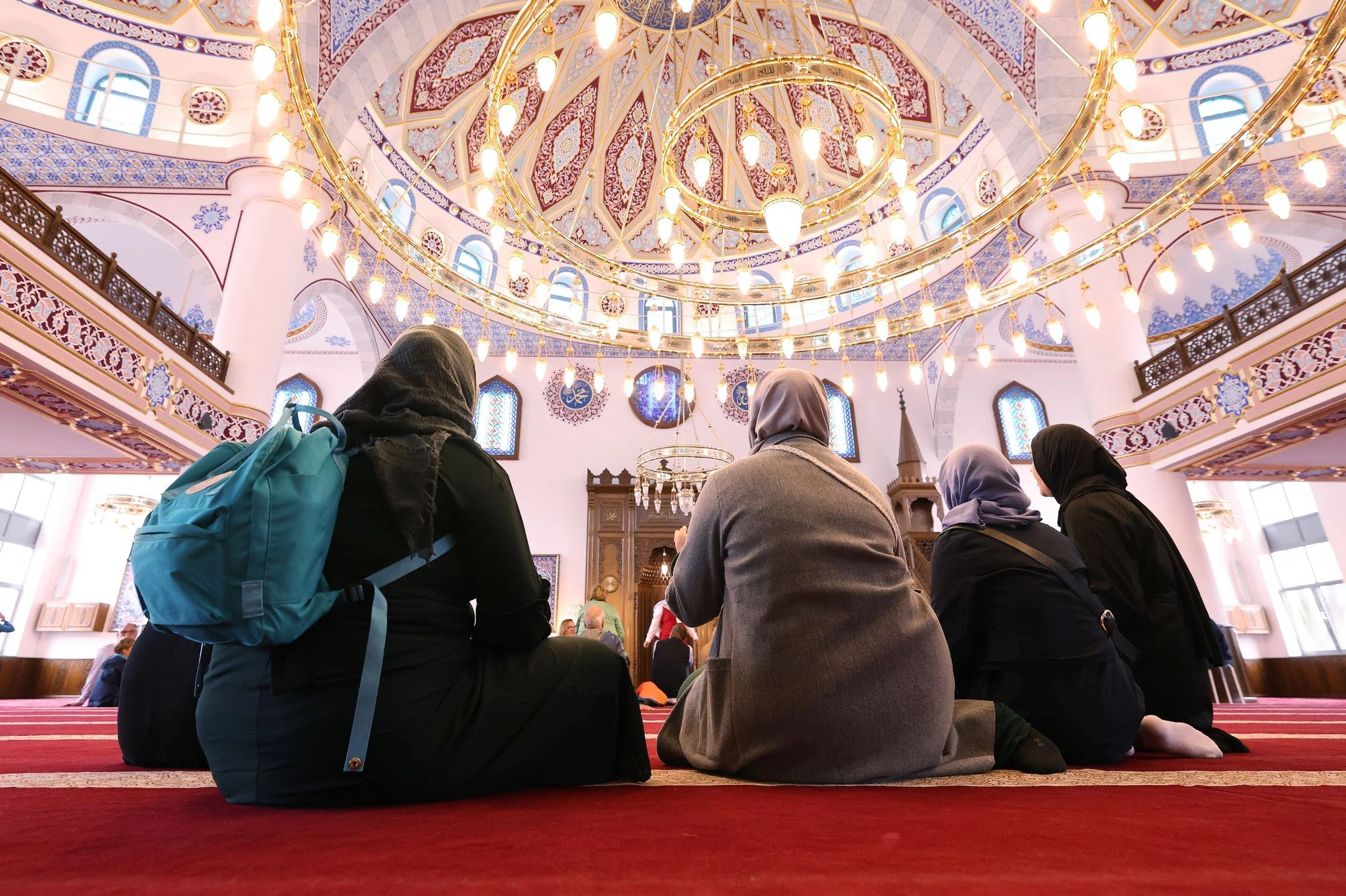 Zum Tag der Offenen Moschee hat die Gemeinde der Merkez-Moschee in Duisburg ihre Türen für Besucher geöffnet.  