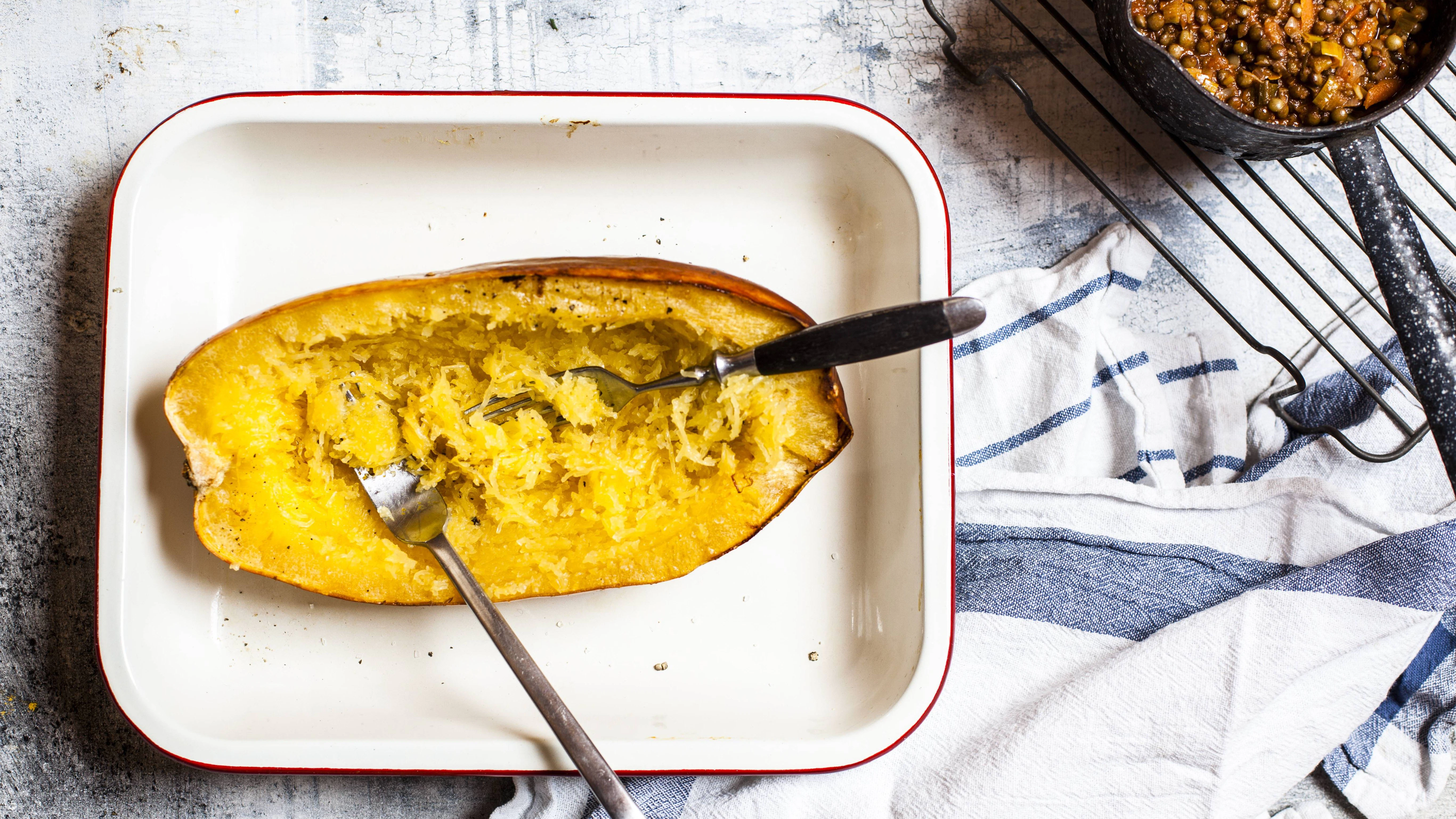 Spaghettikürbis mit Knoblauchbutter und Parmesan ist ein köstliches Herbstgericht und das Rezept ist ganz leicht nachzukochen.