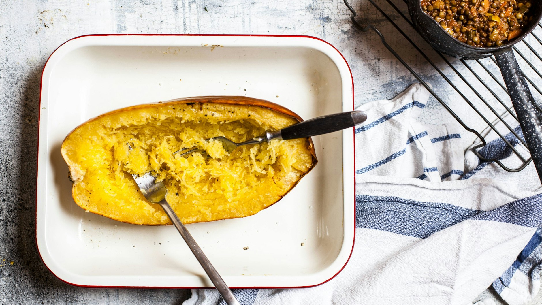 Spaghettikürbis mit Knoblauchbutter und Parmesan ist ein köstliches Herbstgericht und das Rezept ist ganz leicht nachzukochen.