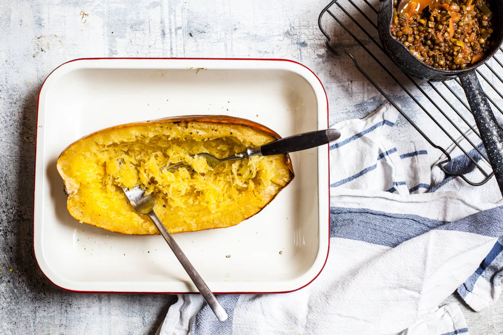 Geniales Herbst-Rezept: Spaghettikürbis mit Knoblauchbutter und Parmesan