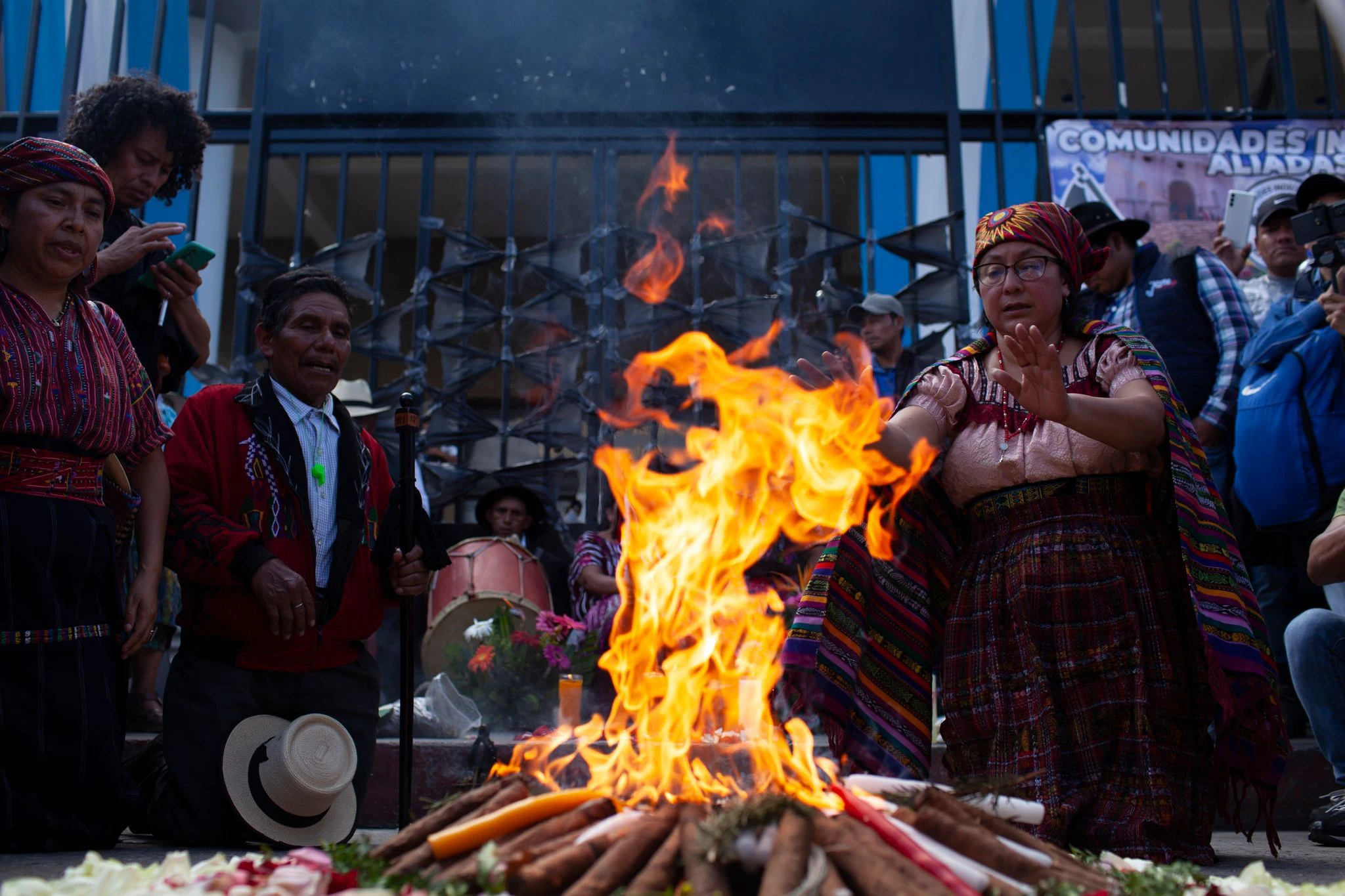 Nach der Beschlagnahmung von Unterlagen zur Präsidentenwahl in Guatemala protestieren Demonstranten mit Straßenblockaden gegen das Vorgehen der Generalstaatsanwaltschaft.  