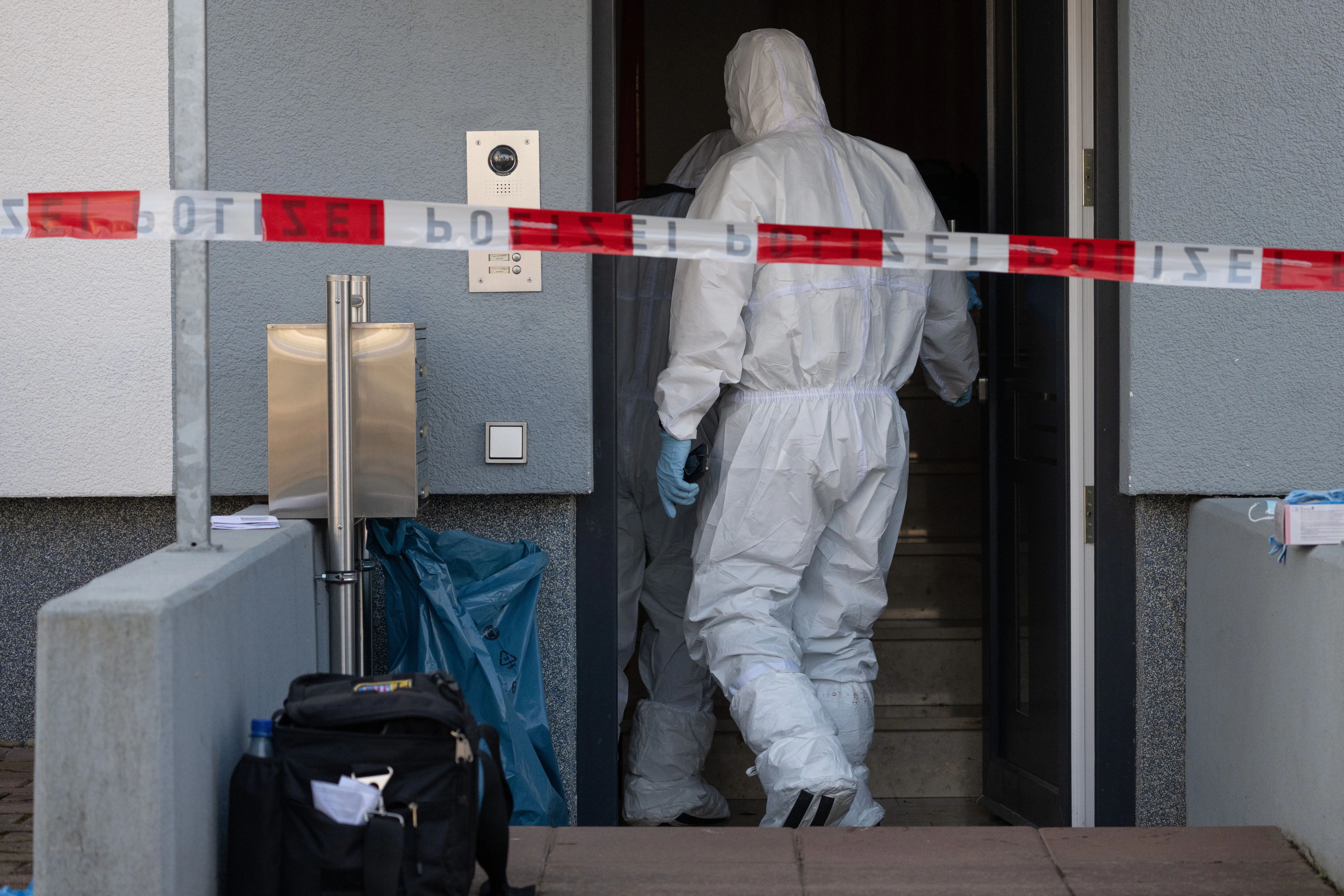 Kriminaltechniker der Polizei untersuchen den Tatort in Darmstadt-Arheilgen.