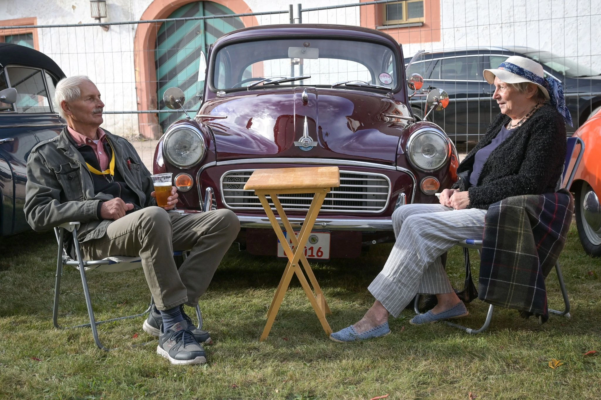 Ein Paar nimmt mit seinem Morris Minor (BJ 1970) am Oldtimer-Treffen auf Schloss Augustusburg in Sachsen teil. Am Tag der Deutschen Einheit ist das Schloss traditionell Kulisse für ein Freilichtmuseum für historische Fahrzeuge aus ganz Deutschland.  