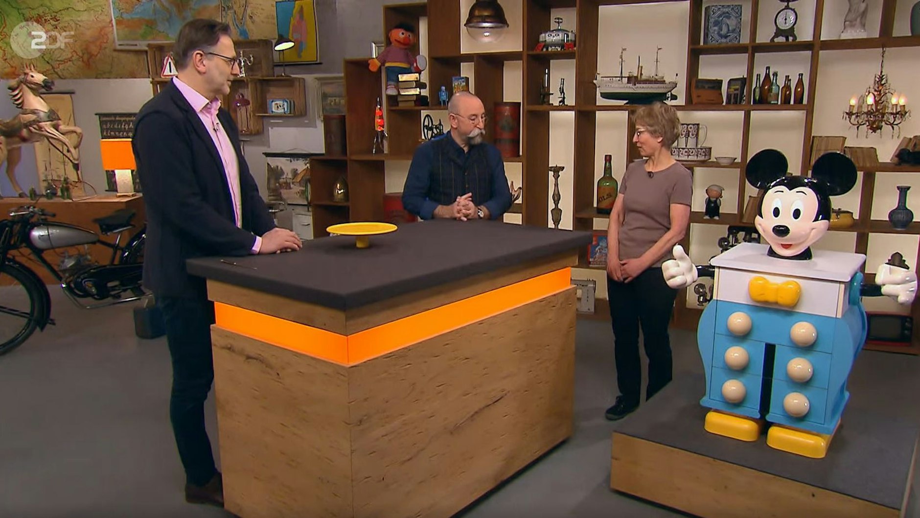 Verkäuferin Andrea (r.) hat die Kommode vor Jahren gewonnen, die jetzt bei „Bares für Rares“ steht, begutachtet von Detlev Kümmel (l.) und Moderator Horst Lichter.