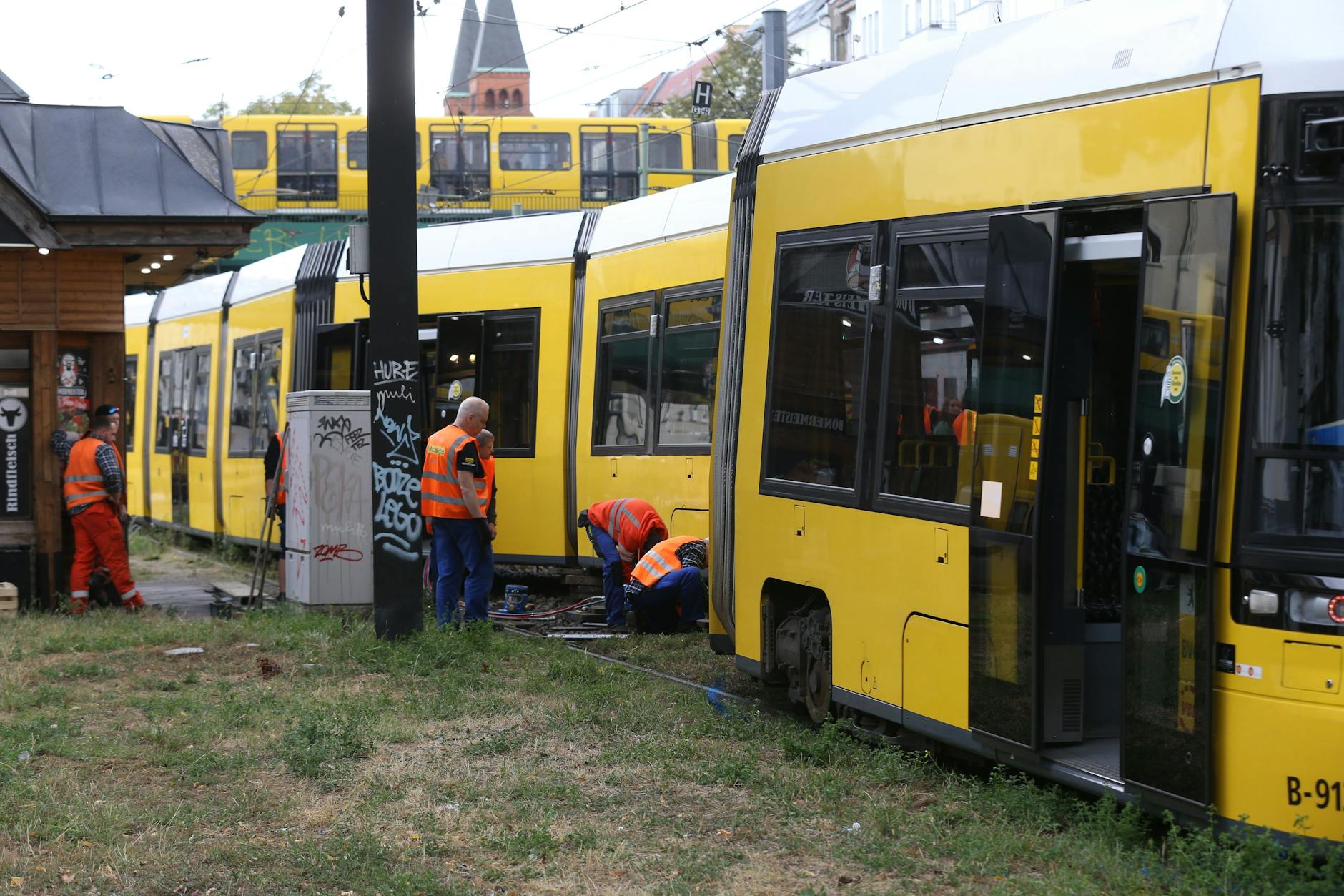 Eine Kettenreakttion bei dem Unfall mit vier Autos brachte die Tram der Linie 50 zum Entgleisen. 