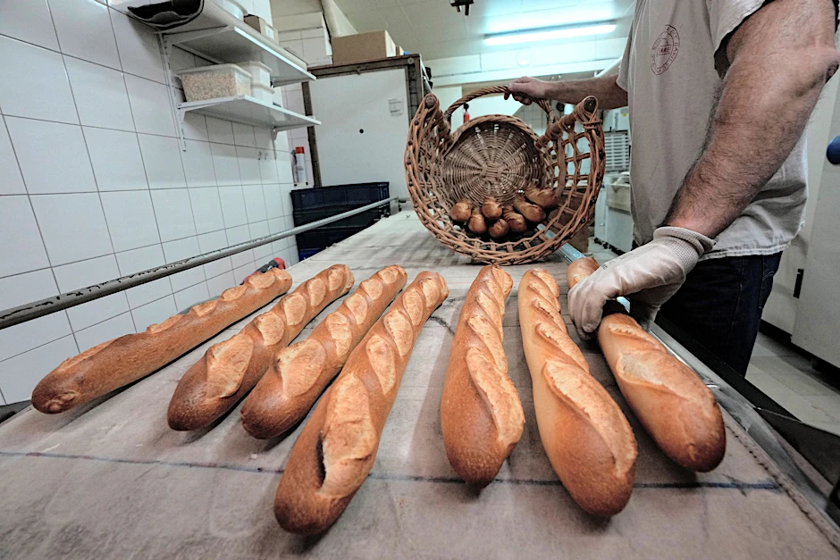 ARCHIV - Der Gesundheit zuliebe: Baguettes in Frankreich werden zukünftig weniger salzig sein.  