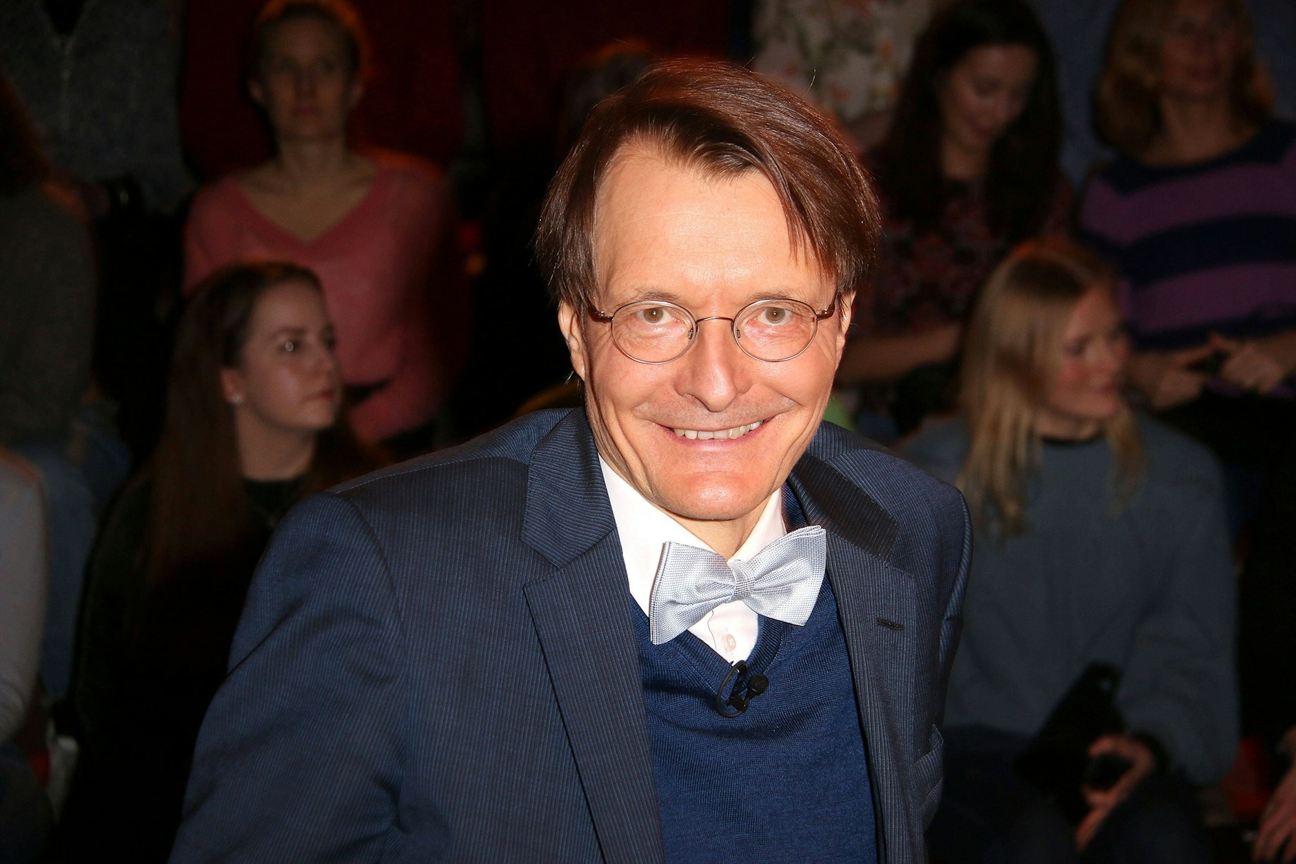 Er kann es noch: Für eine ZDF-Talkshow packt Lauterbach 2020 noch mal die Fliege aus.