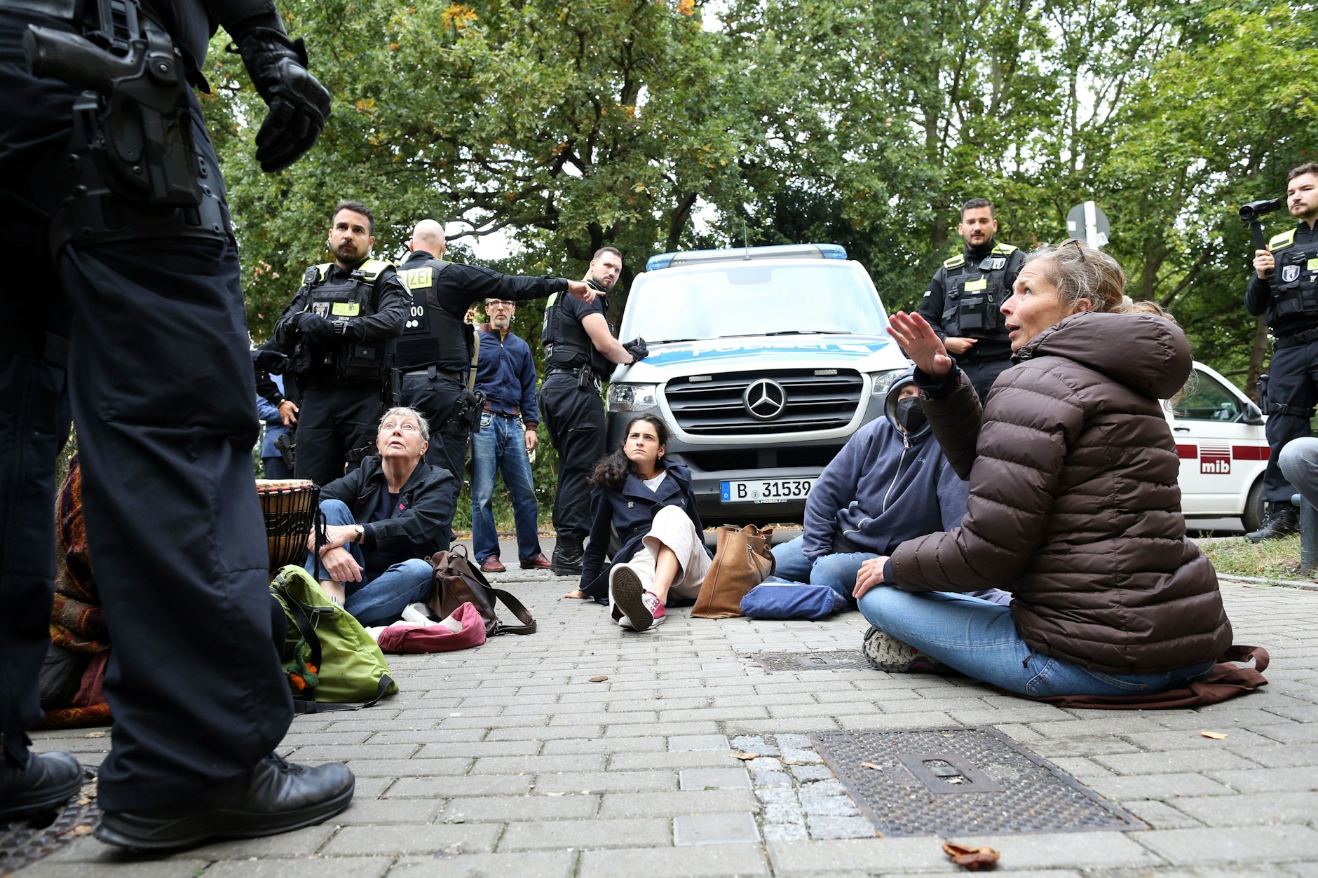 Bewohner blockierten die Zufahrt zu ihrem Hof, um eine Baustelleneinrichtung zu verhindern. Die Gesobau will hier Bäume fällen, um 90 Wohnungen zu bauen. Zunächst sollen Flüchtlinge einziehen.