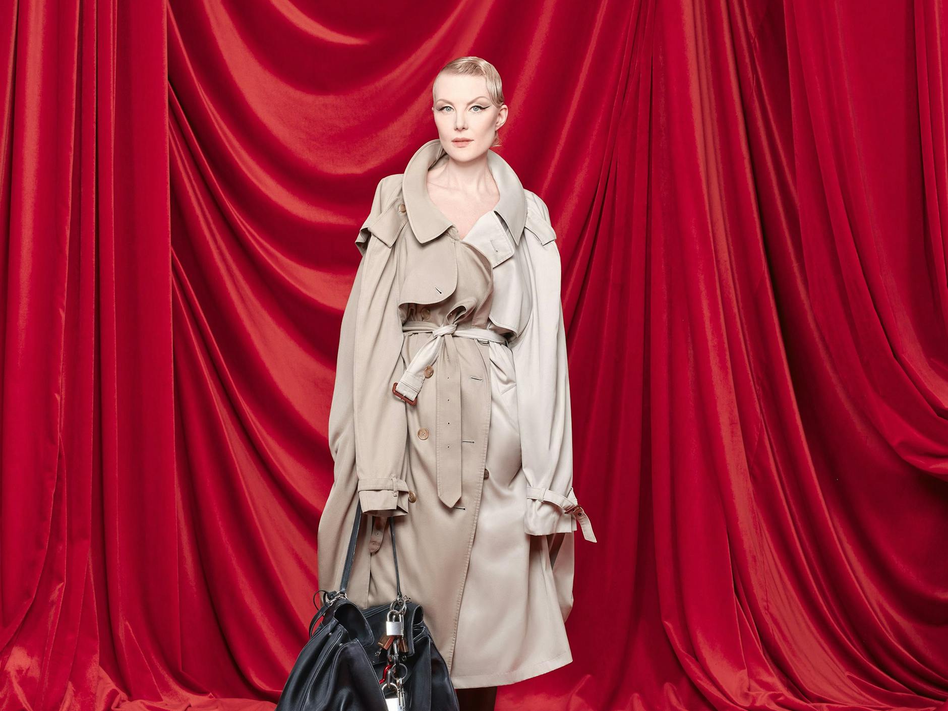 Die Künstlerin und Demna-Muse Renata Litvinova in einem upgecycelten Trenchcoat aus der neuen Balenciaga-Kollektion