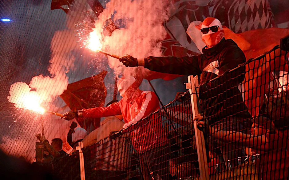 In der Champions League ging es heute für den FC Kopenhagen gegen den FC Bayern München. Bayern-Fans haben ihrer Vereinsfarbe Ausdruck verliehen und rote Pyrotechnik gezündet.  