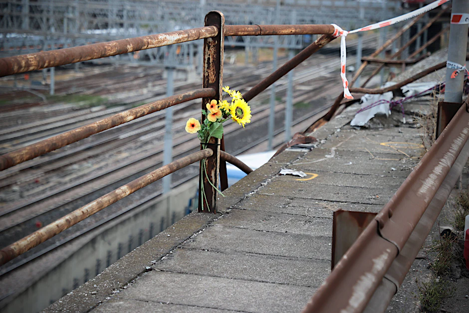 An der Unglücksstelle wurden Blumen an einem Geländer befestigt.&nbsp;