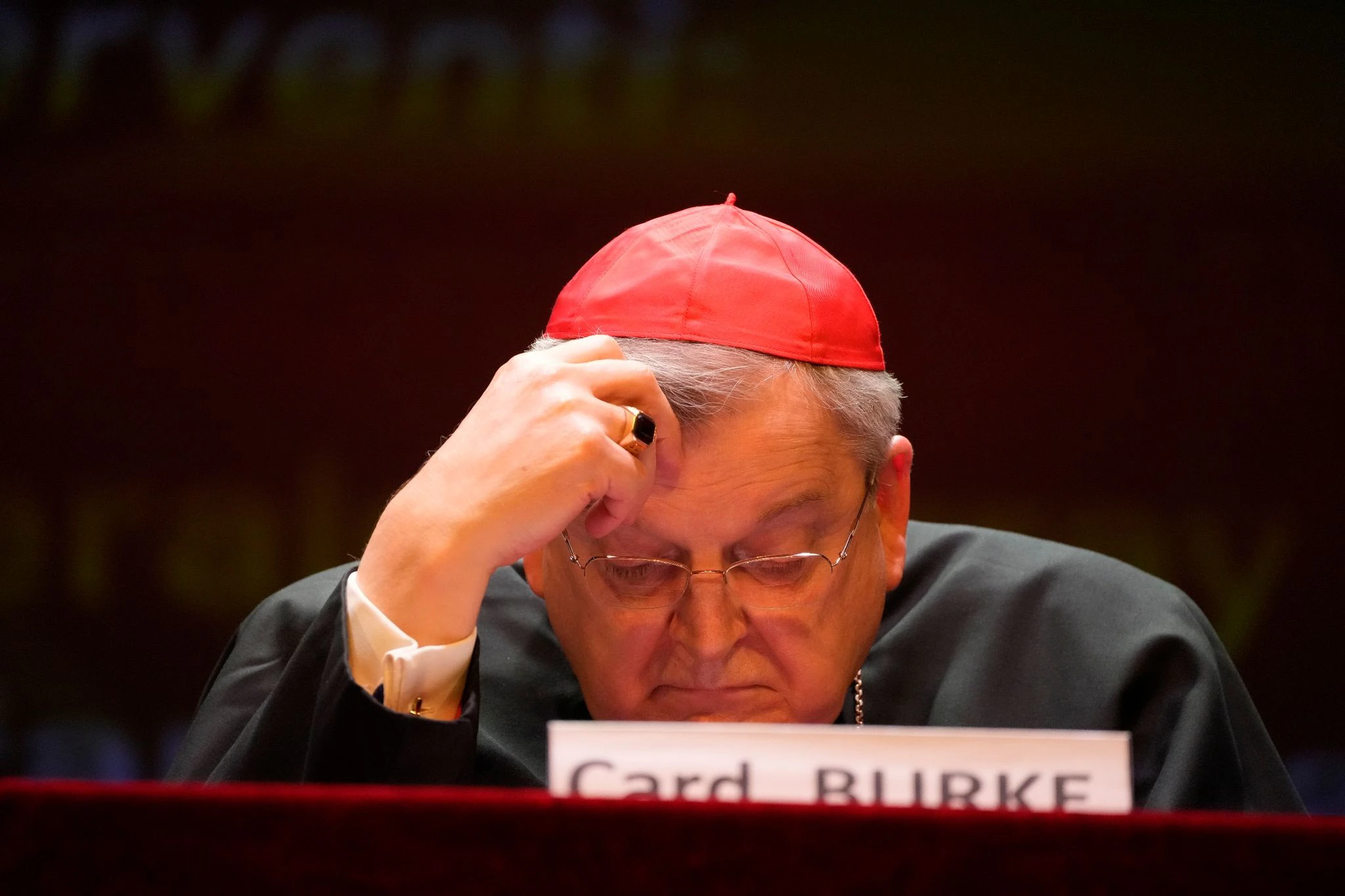 Kardinal Raymond Burke sitzt grübelnd bei einer Veranstaltung in Rom zum Auftakt der Weltsynode. Mit vier weitere Kardinälen wartet er seit Monaten vergeblich auf Antworten des Papstes zur Zukunft der katholischen Kirche.  