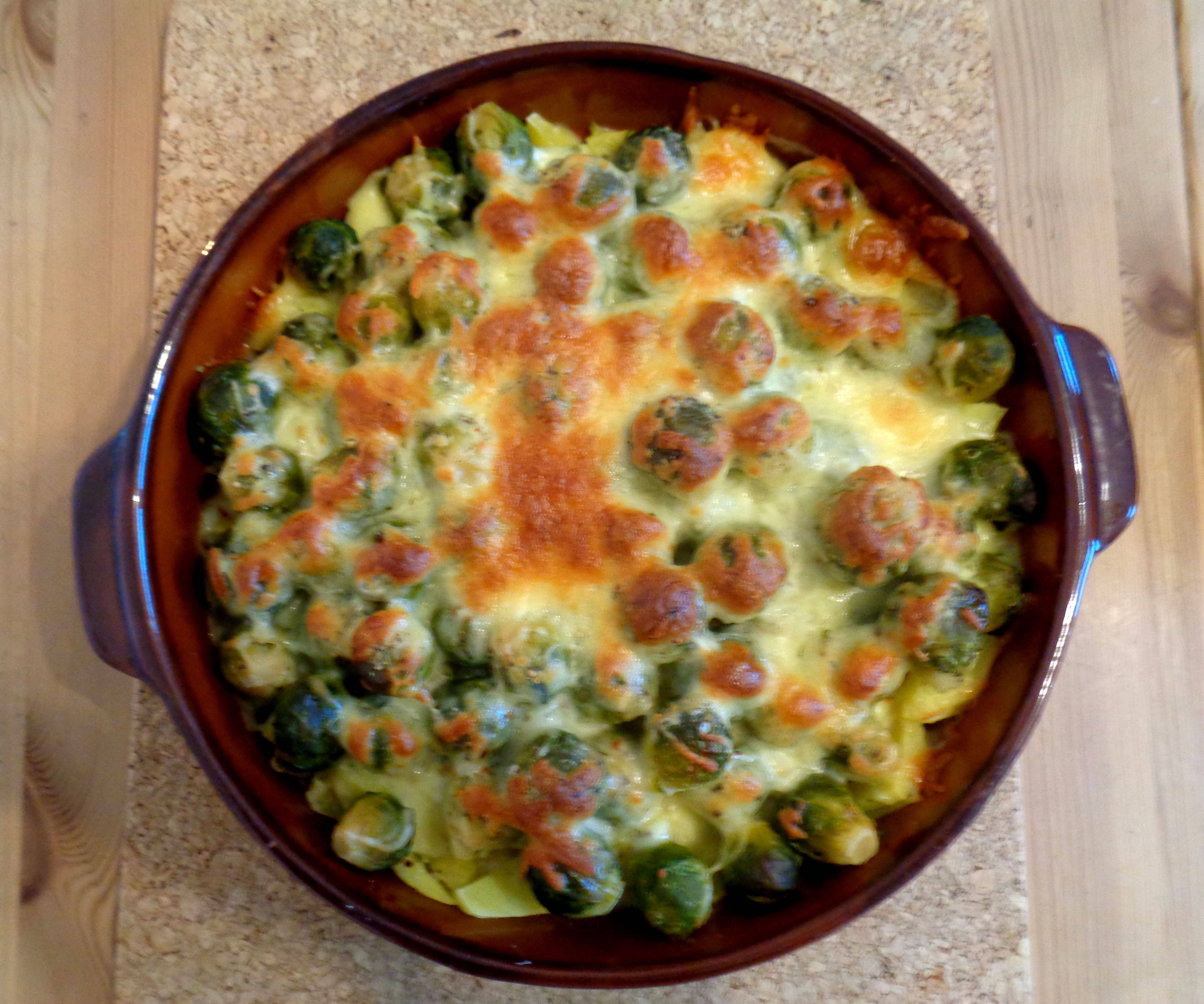 Deftig-sahniger Rosenkohl-Kartoffelauflauf: Das Rezept passt zum Herbst