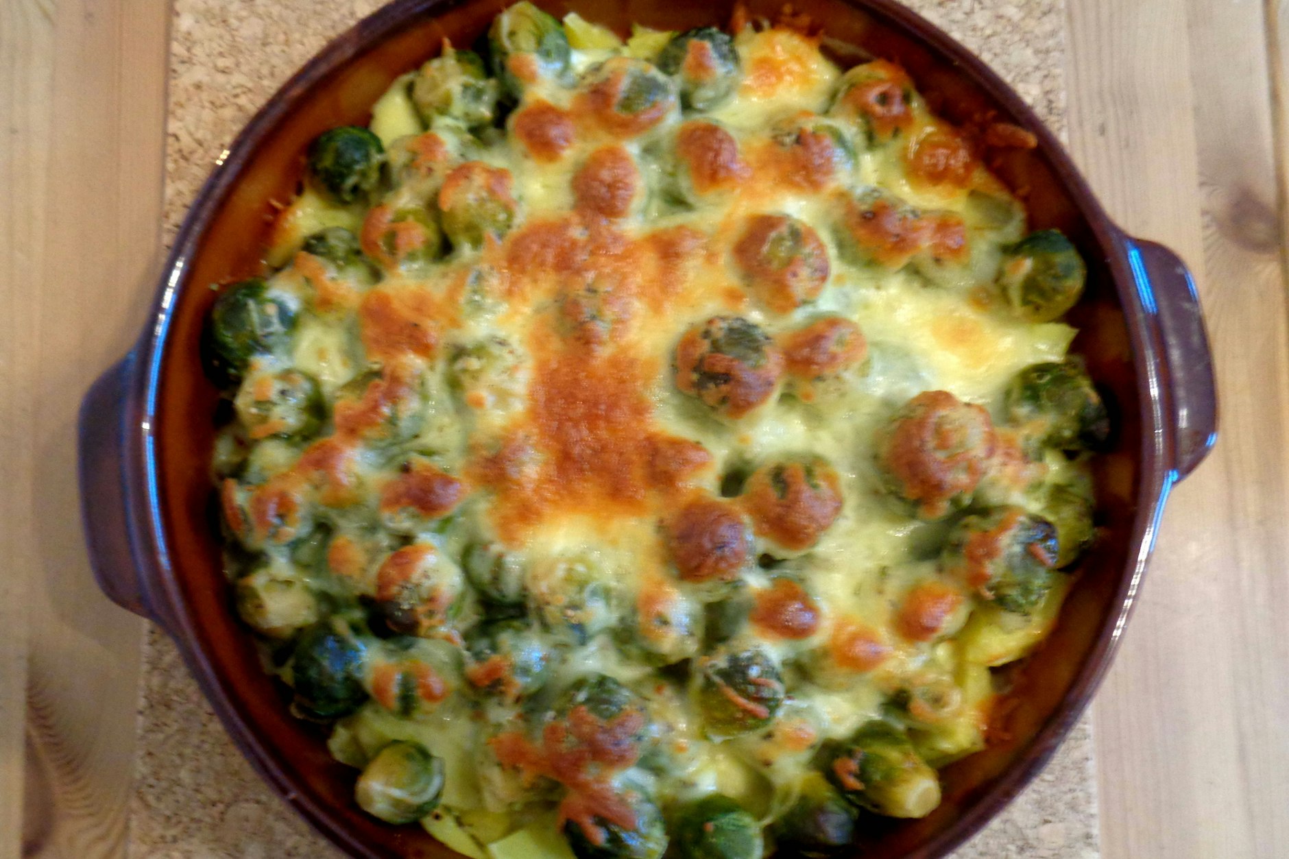 Ein deftig-sahniger Rosenkohl-Kartoffelauflauf passt gut zu kühler werdenden Tagen. 