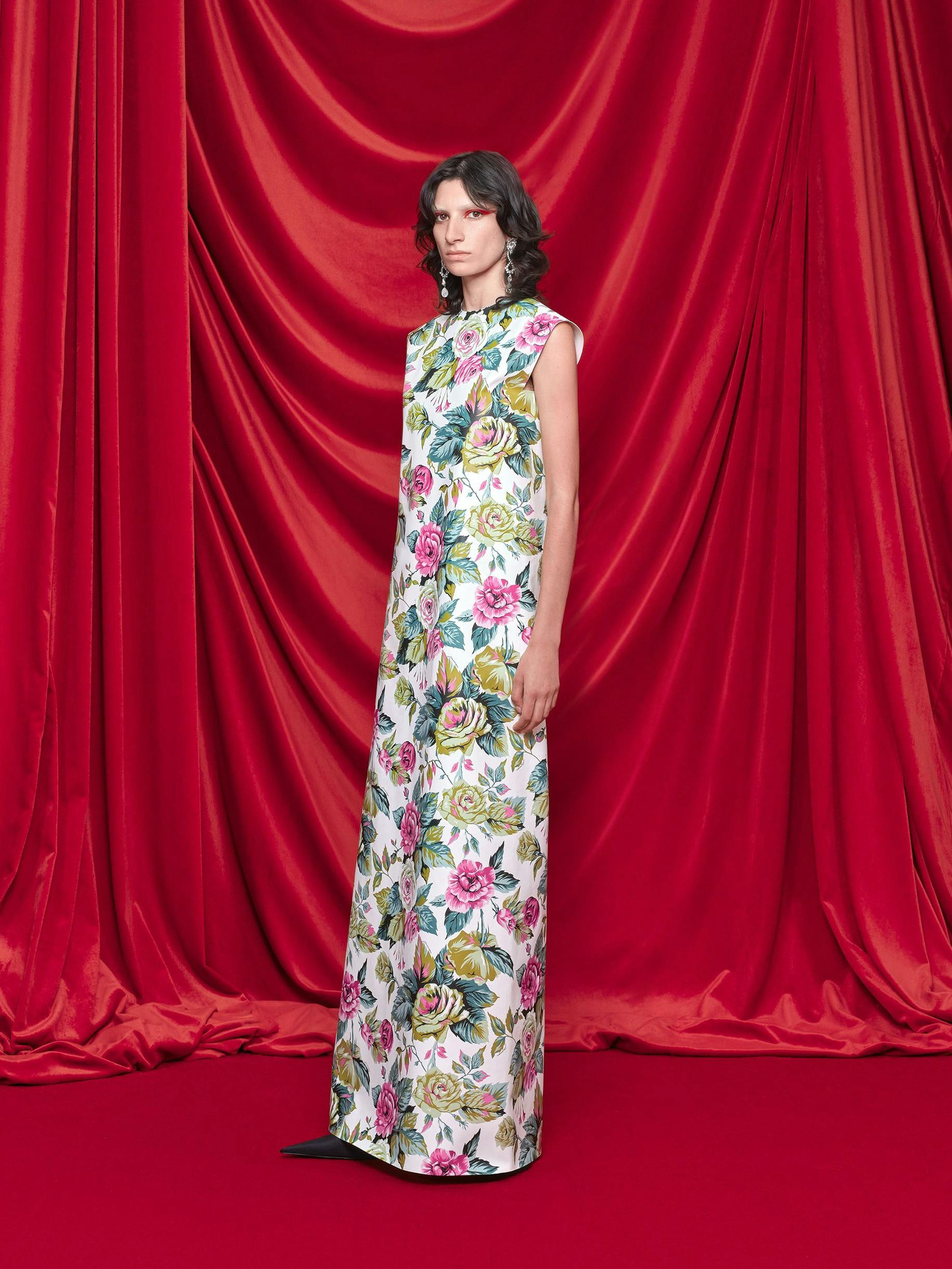 Balenciaga Spring/Summer 24, präsentiert von der Zoologie-Absolventin Bibi: Das Kleid aus Wachstuchtischdecke erinnert an alte Vetements-Zeiten, in denen Demna schon einmal zu diesem Material griff.