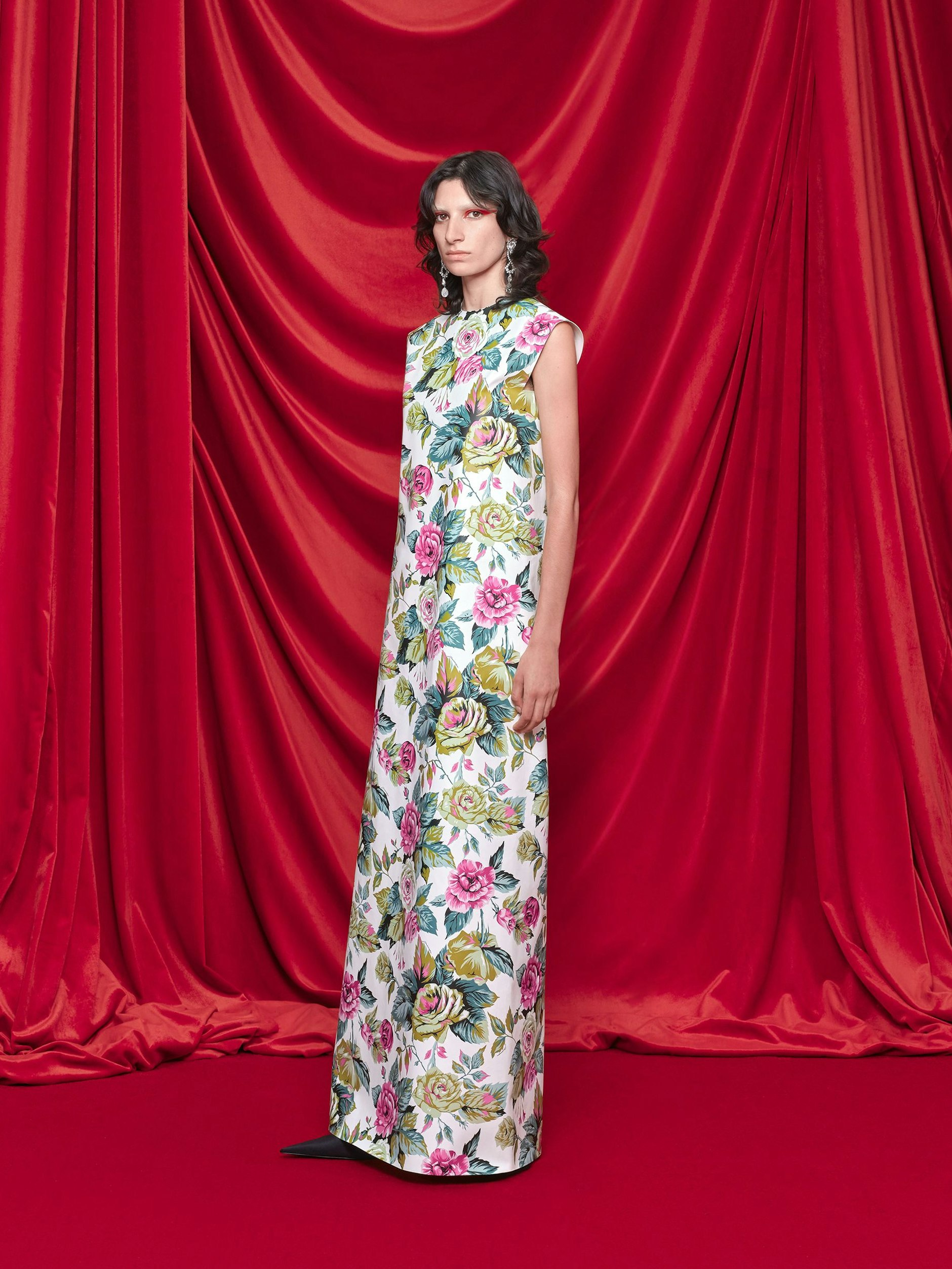 Balenciaga Spring/Summer 24, präsentiert von der Zoologie-Absolventin Bibi: Das Kleid aus Wachstuchtischdecke erinnert an alte Vetements-Zeiten, in denen Demna schon einmal zu diesem Material griff.