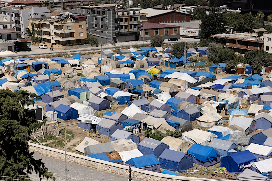 ARCHIV - Eine Zeltstadt für die Überlebenden des Erdbebens im Stadtzentrum von Antakya.  