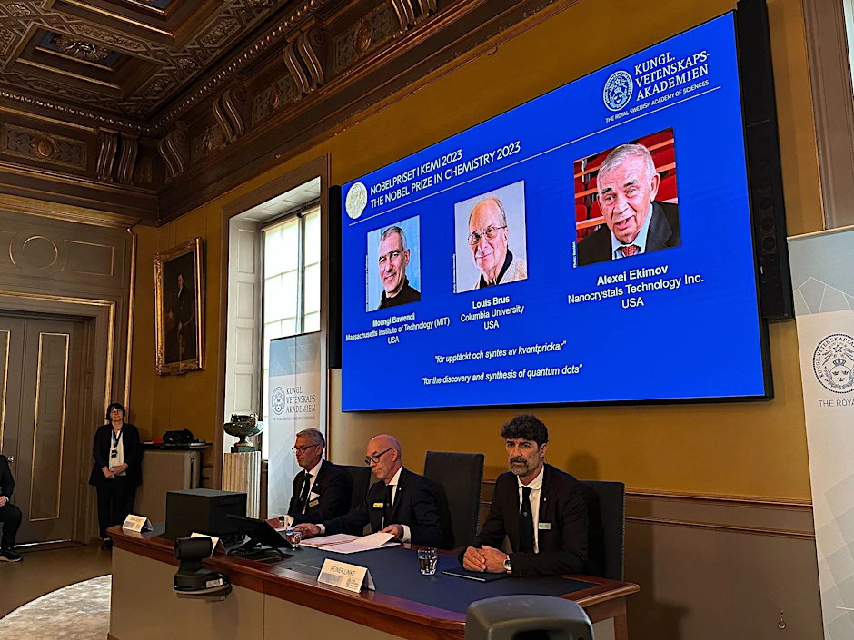 Der Nobelpreis für Chemie geht in diesem Jahr an Moungi Bawendi, Louis Brus und Alexei Ekimov für die Entdeckung und Entwicklung von sogenannten Quantenpunkten. 