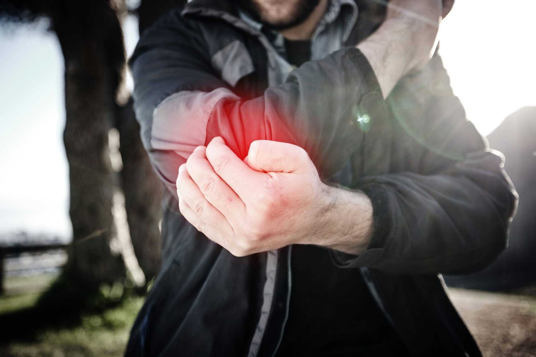 Ein Tennisarm äußert sich meist durch Schmerzen im Ellenbogenbereich.