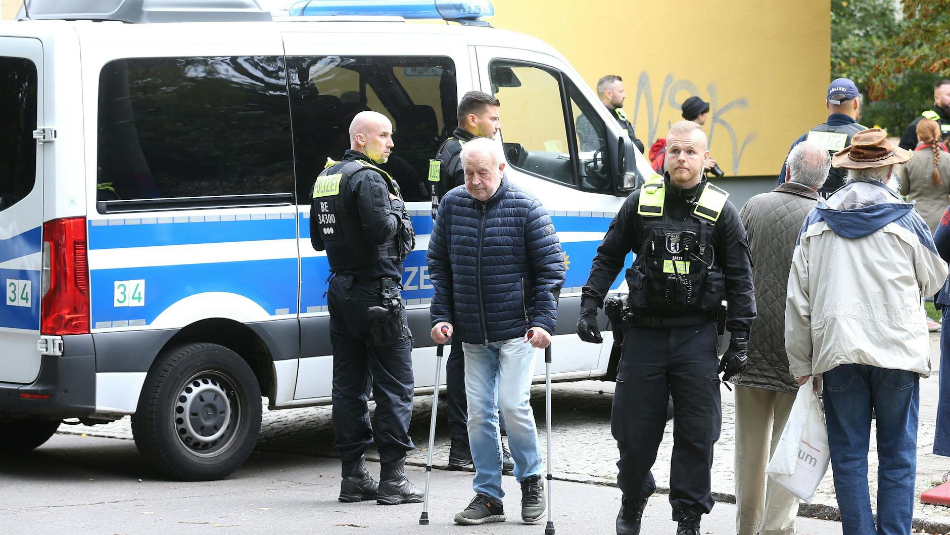 Mehrere Senioren sind zum ersten Mal in ihrem Leben mit der Polizei aneinandergeraten. Auch die Beamten sind nicht glücklich über diese Art von Einsatz.