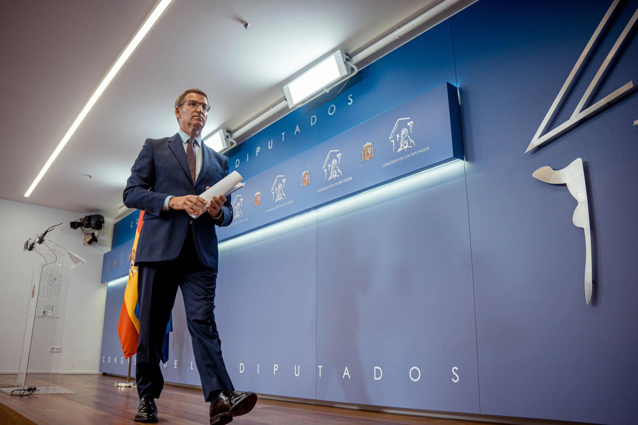 Der spanische Oppositionsführer Alberto Núñez Feijóo verlässt nach einer Pressekonferenz den Saal: Er war mehrfach gescheitert, eine Parlamentsmehrheit zu finden. Deshalb soll nun Ministerpräsident Pedro Sánchez eine neue Regierung bilden.  
