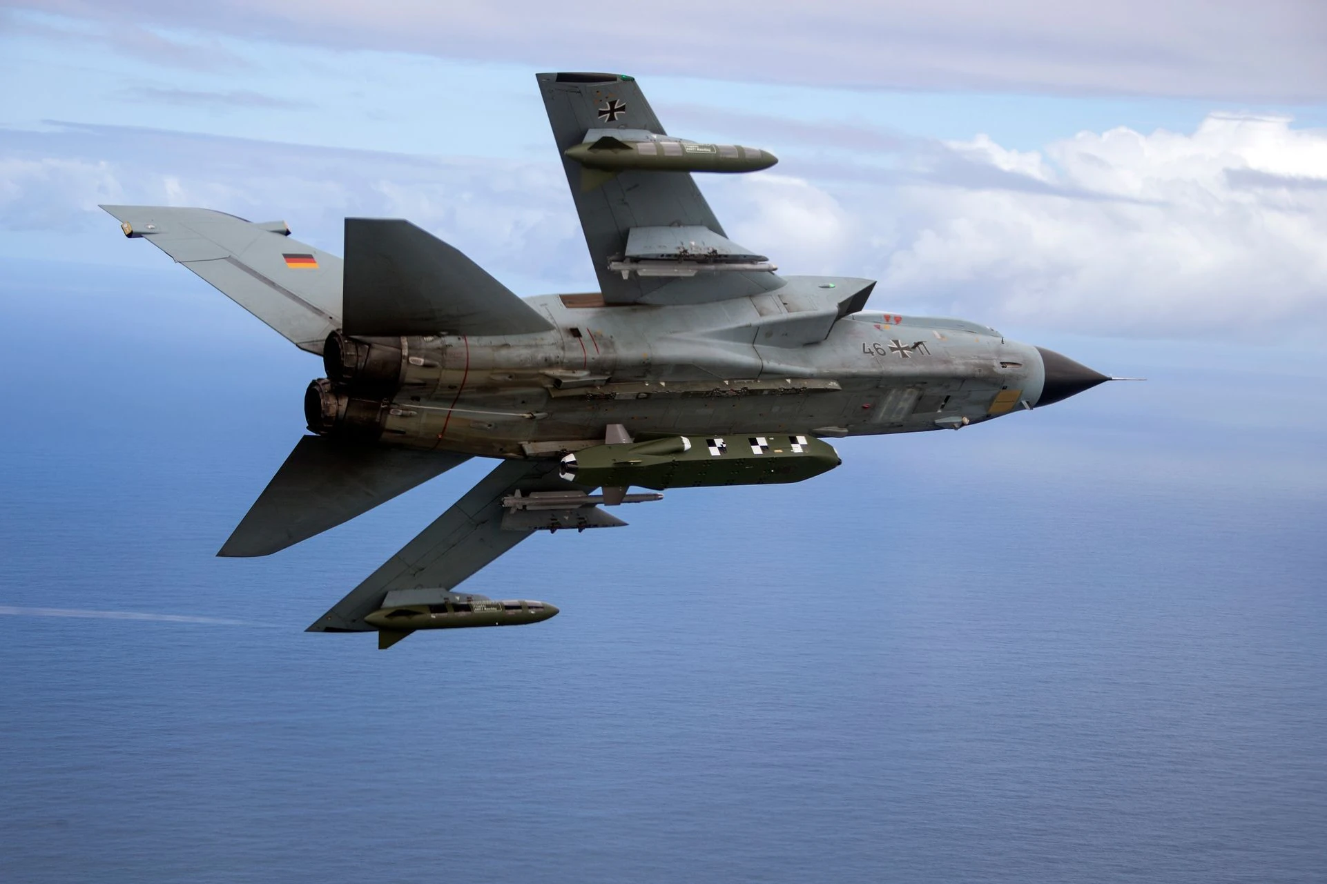 Ein Tornado-Kampfjet der Bundeswehr ist mit einem Marschflugkörper Taurus bestückt.