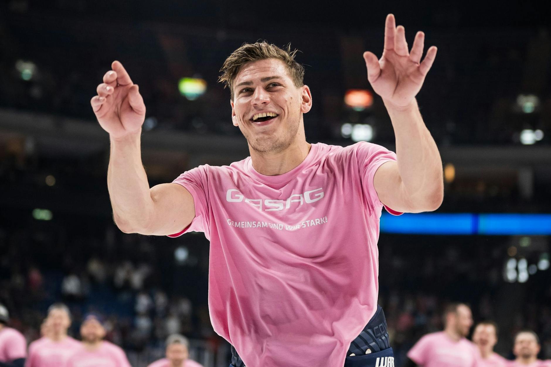 Eisbären-Torjäger Leo Pföderl läuft auch beim Jubeln langsam heiß – wie hier nach dem 5:0 gegen Nürnberg.