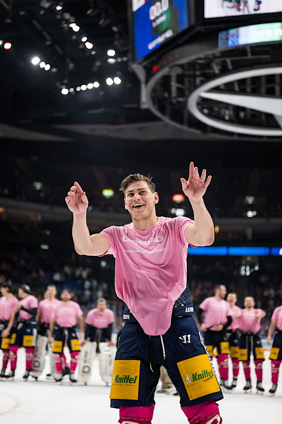 Eisbären-Torjäger Leo Pföderl läuft auch beim Jubeln langsam heiß – wie hier nach dem 5:0 gegen Nürnberg.