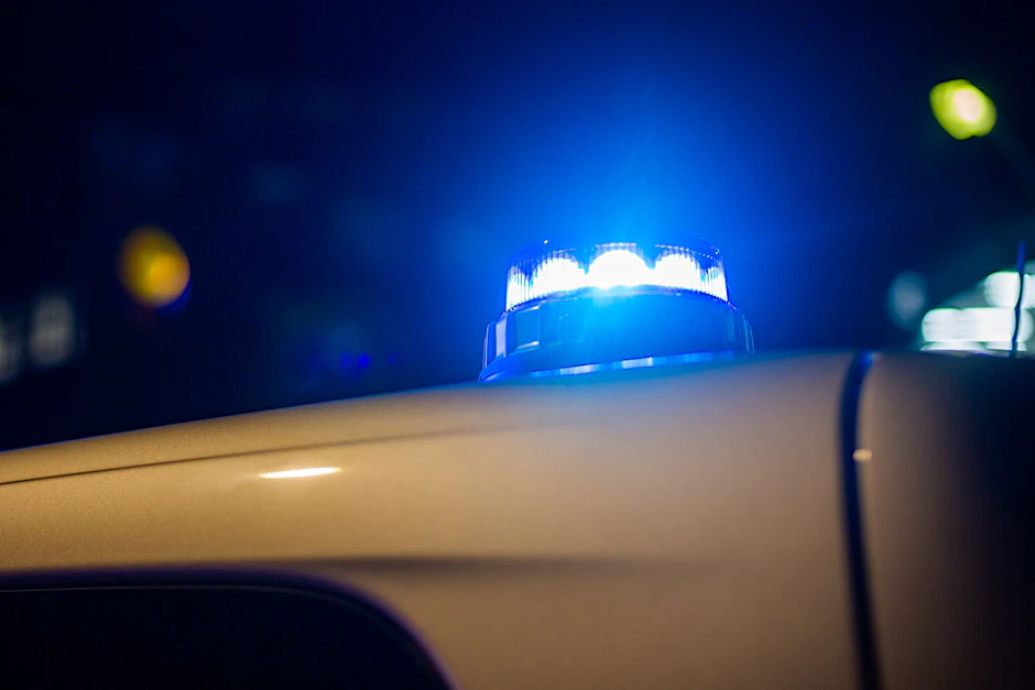 PRODUKTION - Ein Blaulicht leuchtet auf dem Dach eines Polizeifahrzeugs.  mbolbild