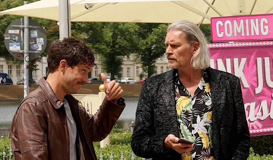 ARCHIV - Götz Otto als Hotelinvestor David Brandt (r) unterhält sich mit einem Freund (Tobias van Dieken).  