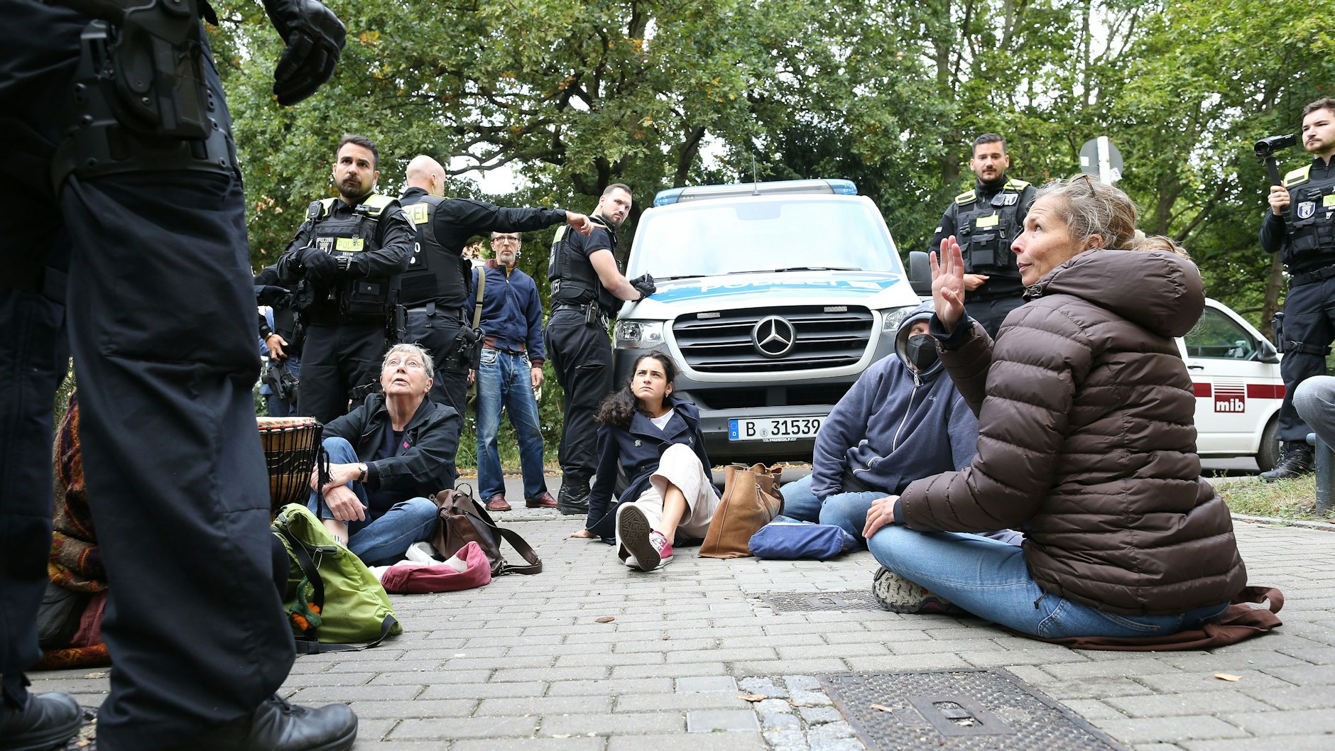 Bewohner blockierten die Zufahrt zu ihrem Hof, um eine Baustelleneinrichtung zu verhindern.&nbsp;