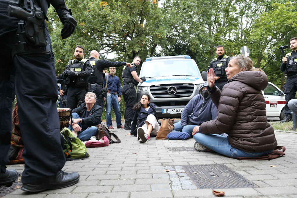 Grüne Höfe in Pankow: Kritik an Kampfhunden und Warten auf Kai Wegner