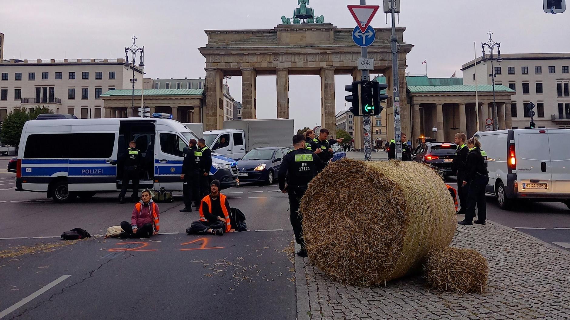 Die Klimakleber versuchten am Donnerstag, Heu auf die Straße vor dem Brandenburger Tor zu schaffen.