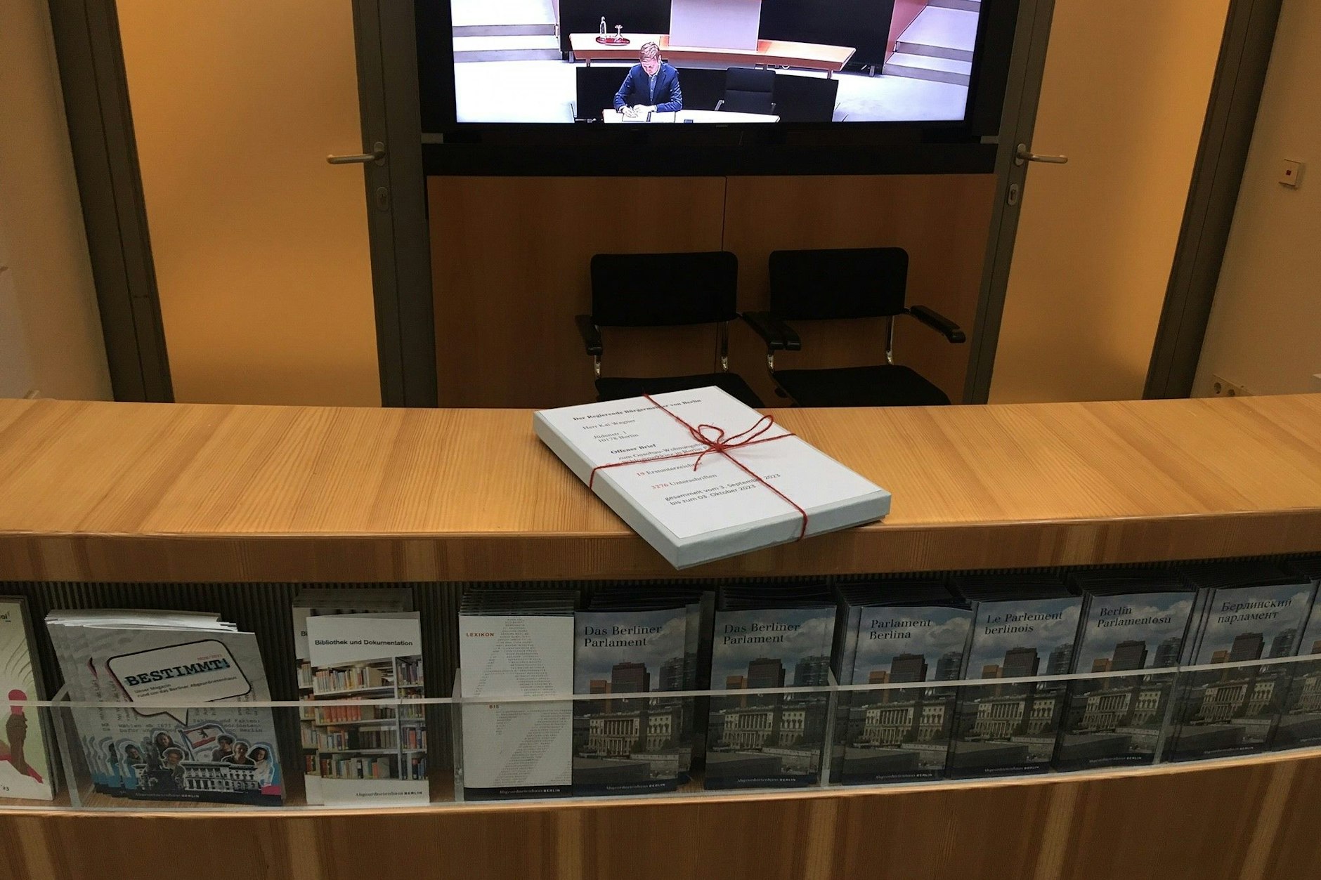 Über 8000 Menschen haben für den Erhalt der grünen Höfe unterschrieben. Im Abgeordnetenhaus will kein zuständiger Politiker die Unterschriften entgegennehmen. 