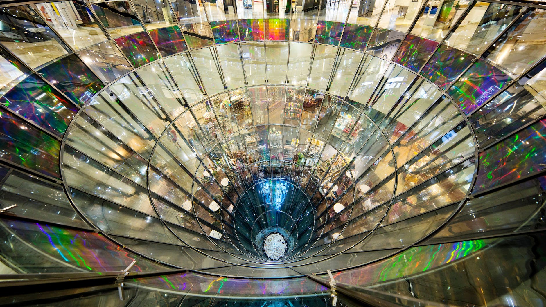 Der gläserne Trichter ist ein bekannter Teil der Innenarchitektur des Kaufhauses in Berlin.